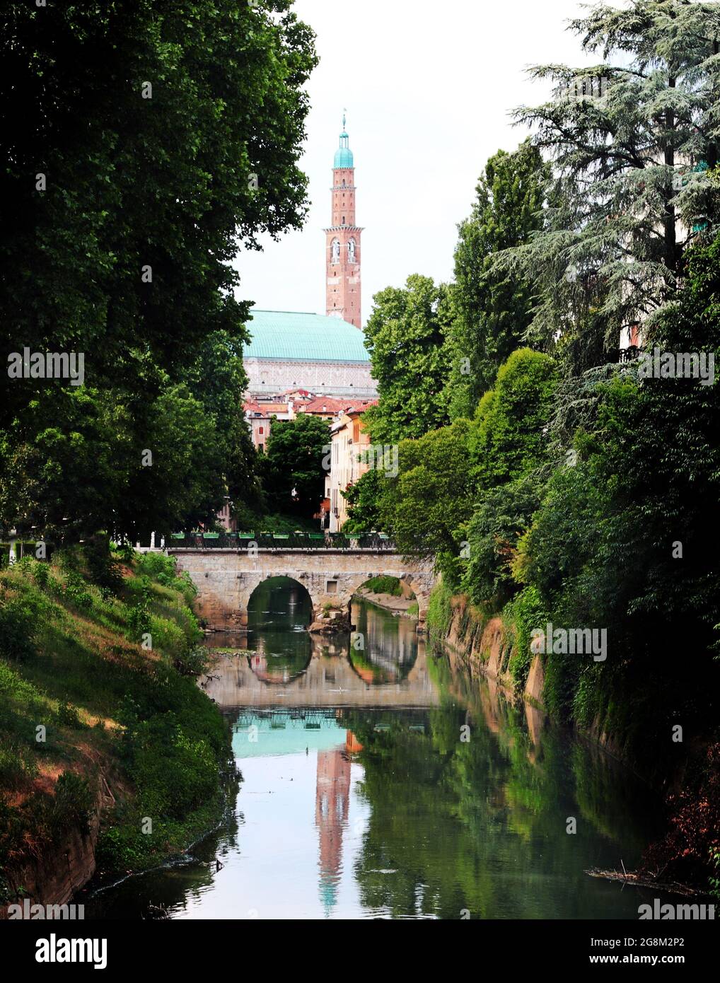 Denkmal genannt BASILICA PALLADIANA in Vicenza in Italien und die alte Brücke genannt PONTE FURO Stockfoto