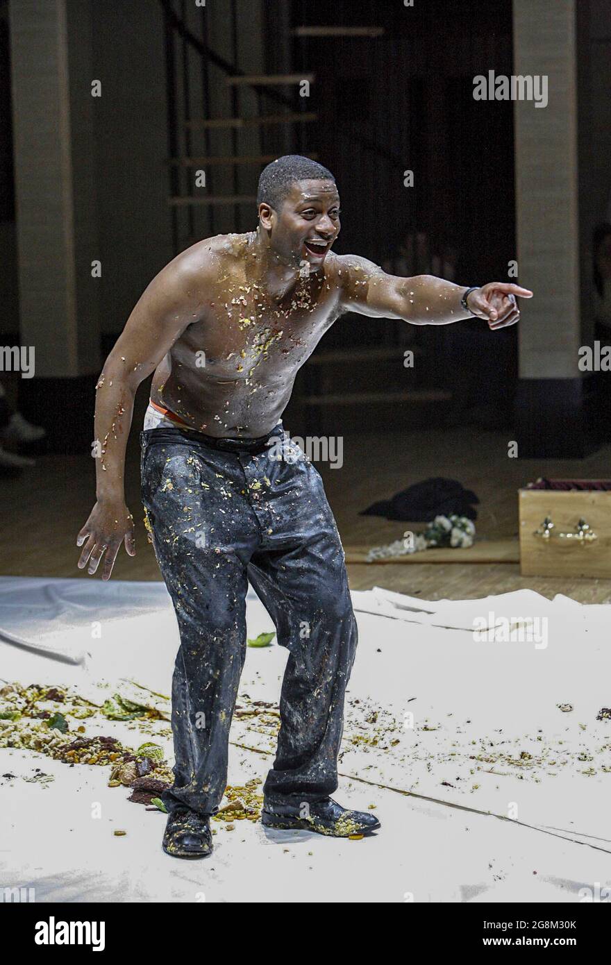 Akt 2, Supper-Szene - Lord Giovanni (Rodney Clarke) voller Essen in DER BIRMINGHAM Opera Company, Birmingham, England, eine neue Version von DON GIOVANNI von Mozart 15/03/2006 Dirigent: William Lacey Design: Paul Brown Beleuchtung: Rupert A Jones Regie: Graham Vick Stockfoto