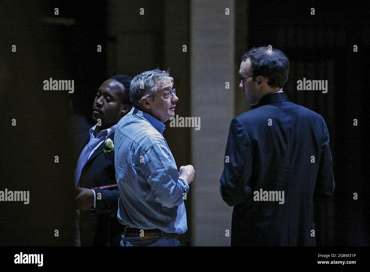 Graham Vick (Mitte) mit Besetzern bei der Generalprobe von HE HAD IT COMING (eine neue Version von DON GIOVANNI von Mozart) an der Birmingham Opera Company, Birmingham, England 15/03/2006 Leitung: William Lacey Gestaltung: Paul Brown Beleuchtung: Rupert A Jones Regie: Graham Vick Stockfoto