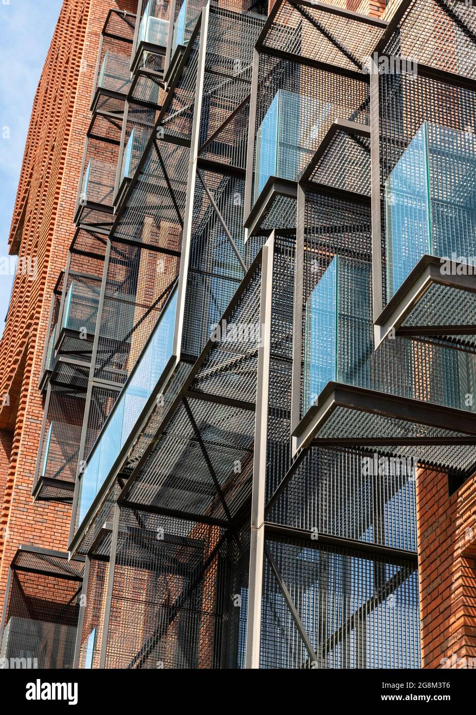 Architektonische Details. Freitragende Balkone mit Metallgitter und Ziegelfassade für das Wohngebäude des Red Apple in Sofia, Bulgarien Stockfoto