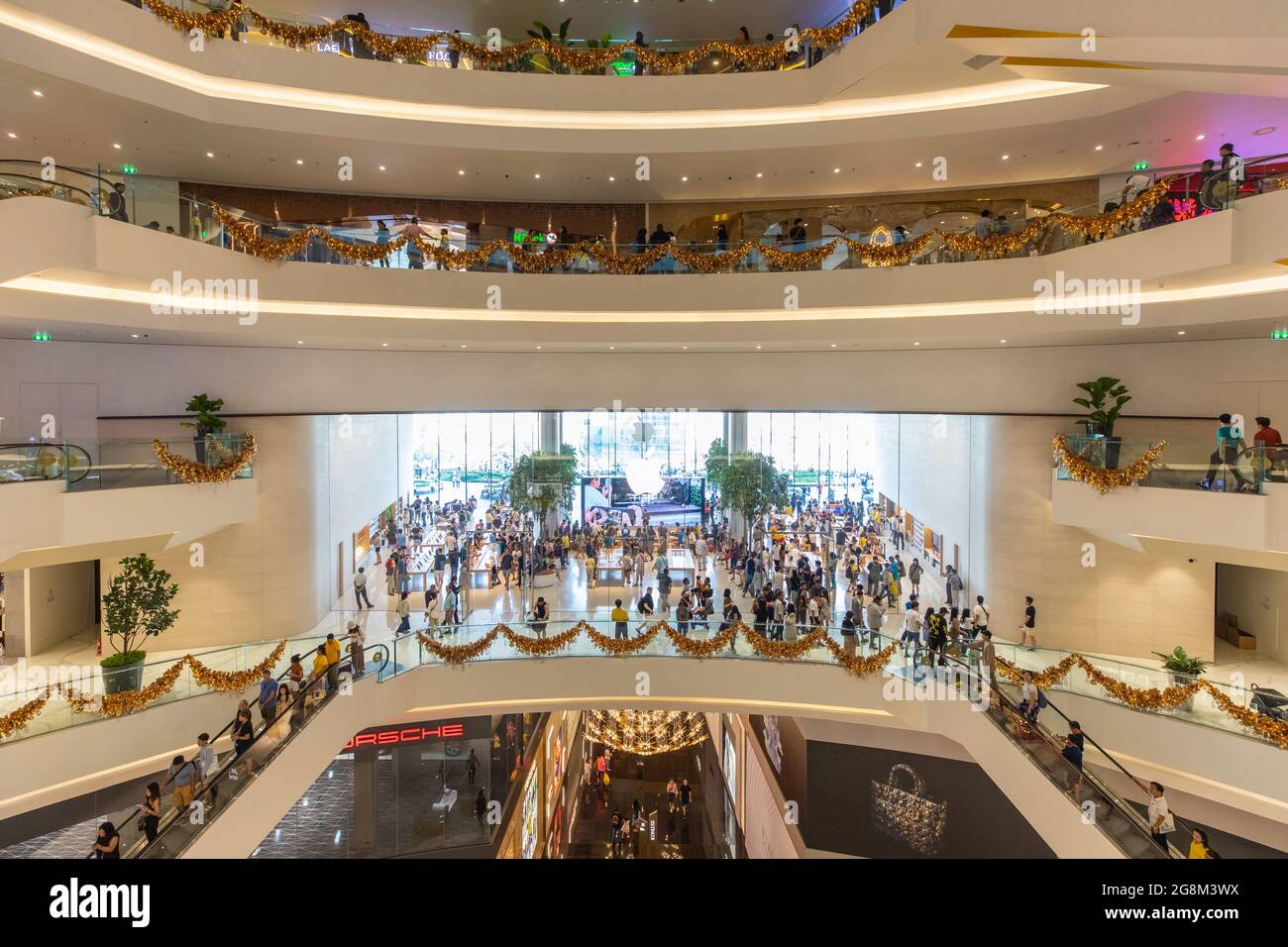 BANGK0K, THAILAND - DEZEMBER 05 2018: Große Anzahl von Menschen im ersten Apple Store in Thailand bei Iconsiam, einem der größten Kaufhaus in Thailand Stockfoto