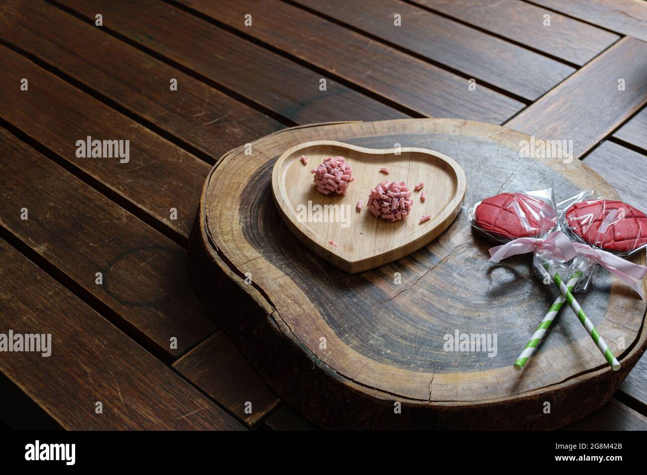 Rote Fruchtbrigadiere neben Erdbeerlollipops. Stockfoto