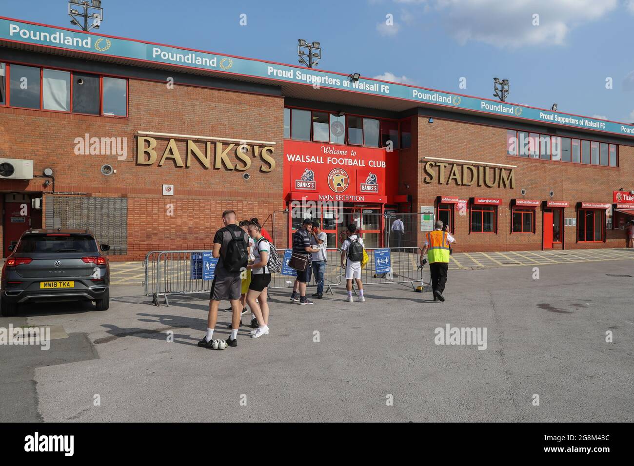 Fans beginnen, im Stadion der Bank vor diesem Abend vor der Saison freundlich Walsall V Aston Villa ankommen Stockfoto