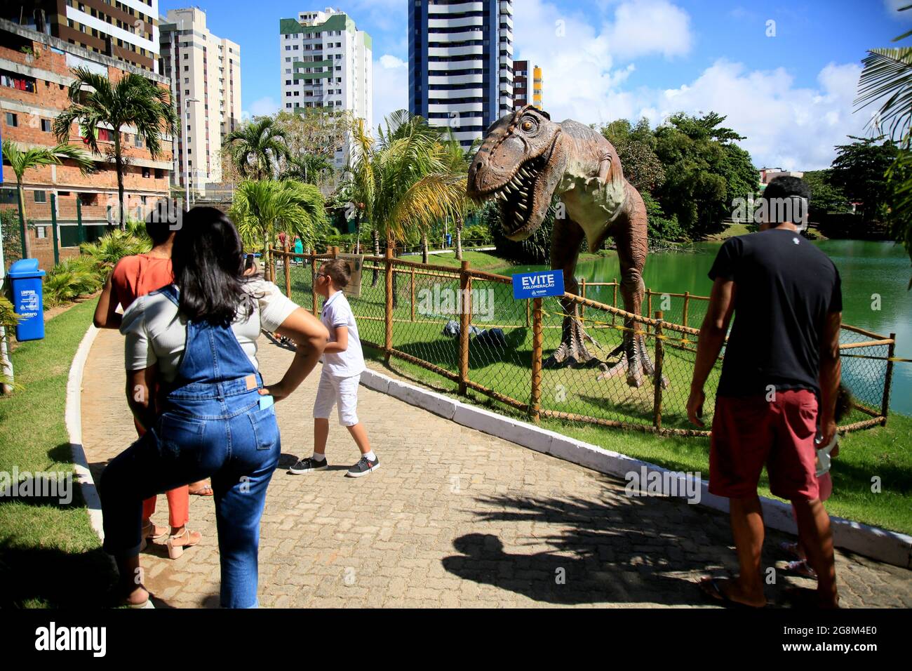 salvador, bahia, brasilien - 20. juli 2021: Ansicht der Skulptur im Lagoa dos Dinossauros Park in Salvador Stadt. Der Platz wurde für den öffentlichen Besuch wiedereröffnet Stockfoto