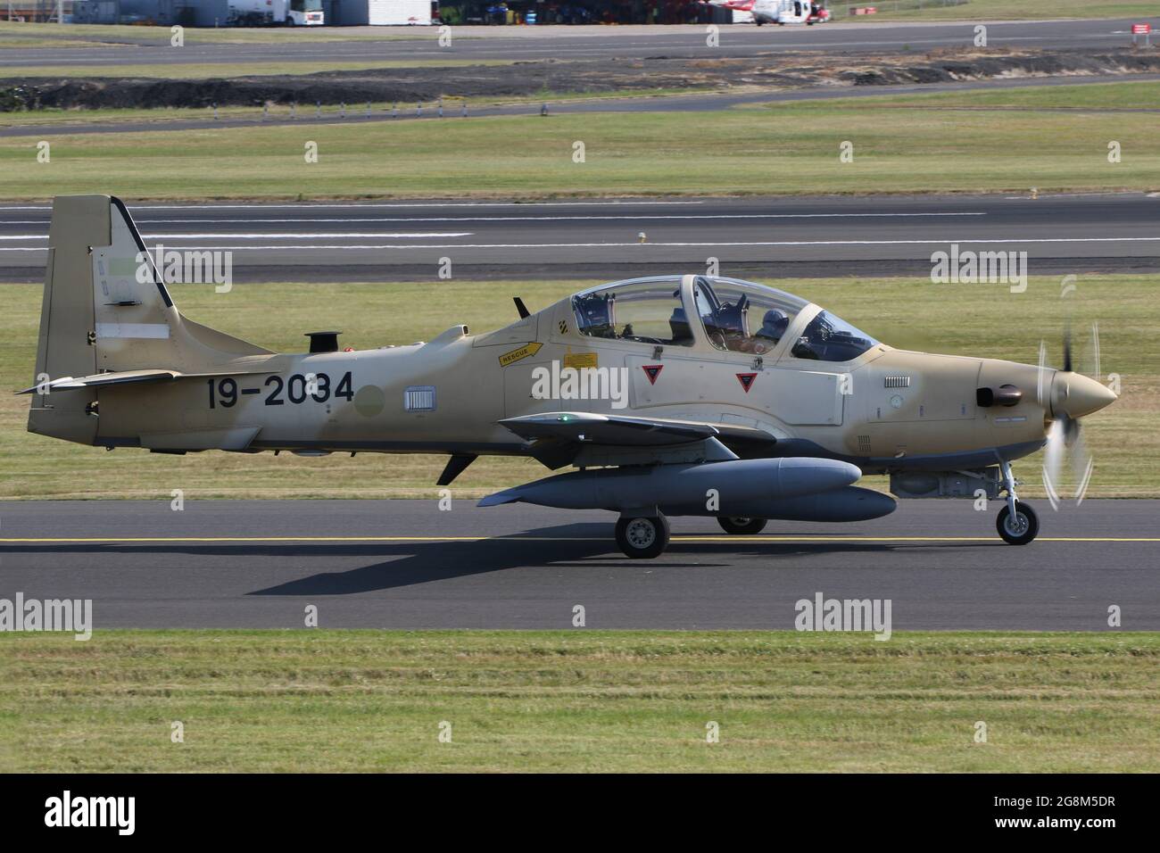 Einer von sechs Embraer A-29B Super Tucanos, die für die nigrische Luftwaffe (NAF) bestimmt sind, bei Abflug vom Prestwick International Airport am 20. Juli 2021. Das Flugzeug befand sich auf einem Auslieferungsflug von den USA nach Nigeria und trug eine temporäre US-Militärserie (19-2034) für den Flug. Stockfoto