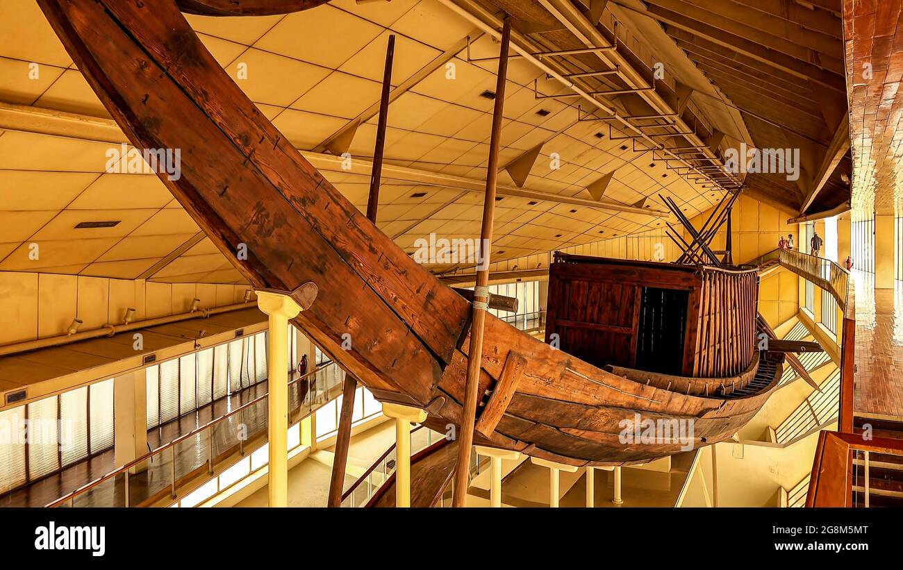 Das Khufu-Schiff ist ein intaktes Schiff in voller Größe aus dem alten Ägypten am Fuße der Großen Pyramide von Gizeh. Stockfoto