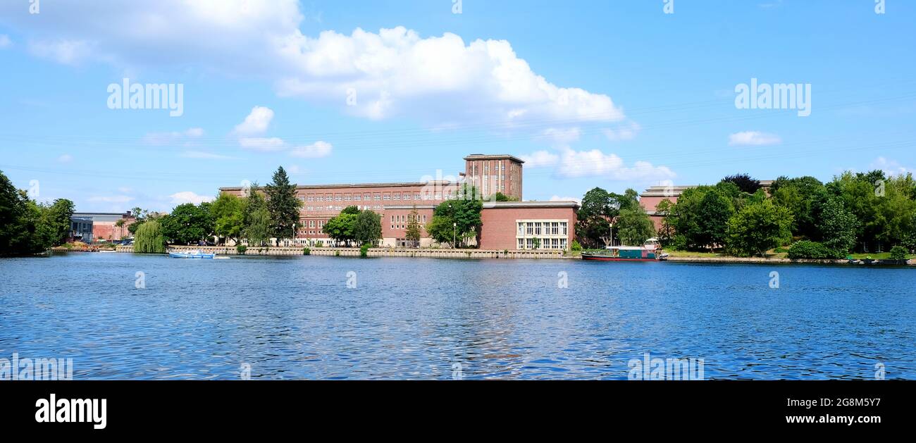 Berlin, Deutschland, Blick vom Plänterwald über die Spree zum legendären Radiohaus in der Nalepastraße Stockfoto