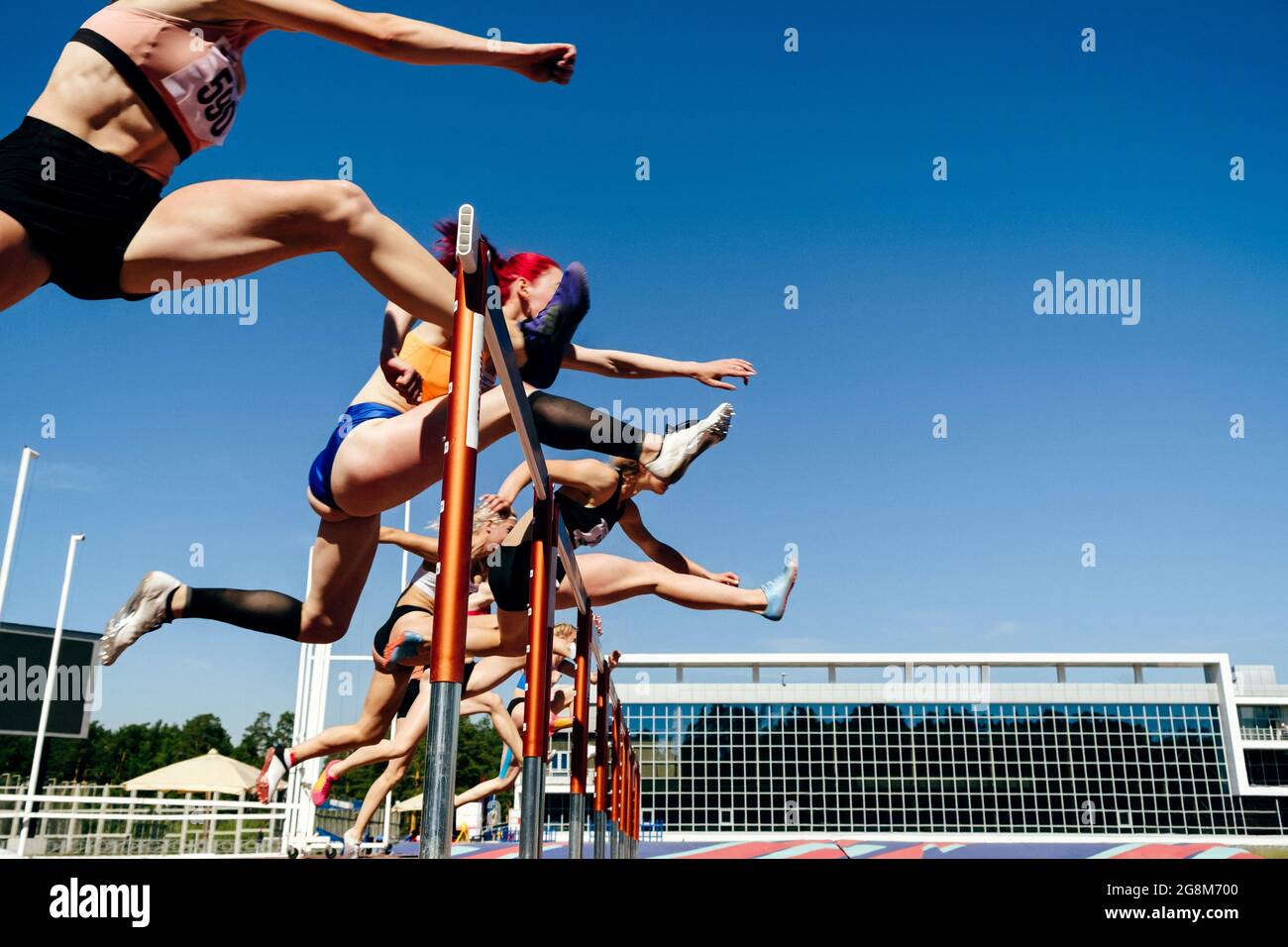 Frauen 100-Meter-Hürden Rennen Leichtathletik Wettbewerb Stockfoto