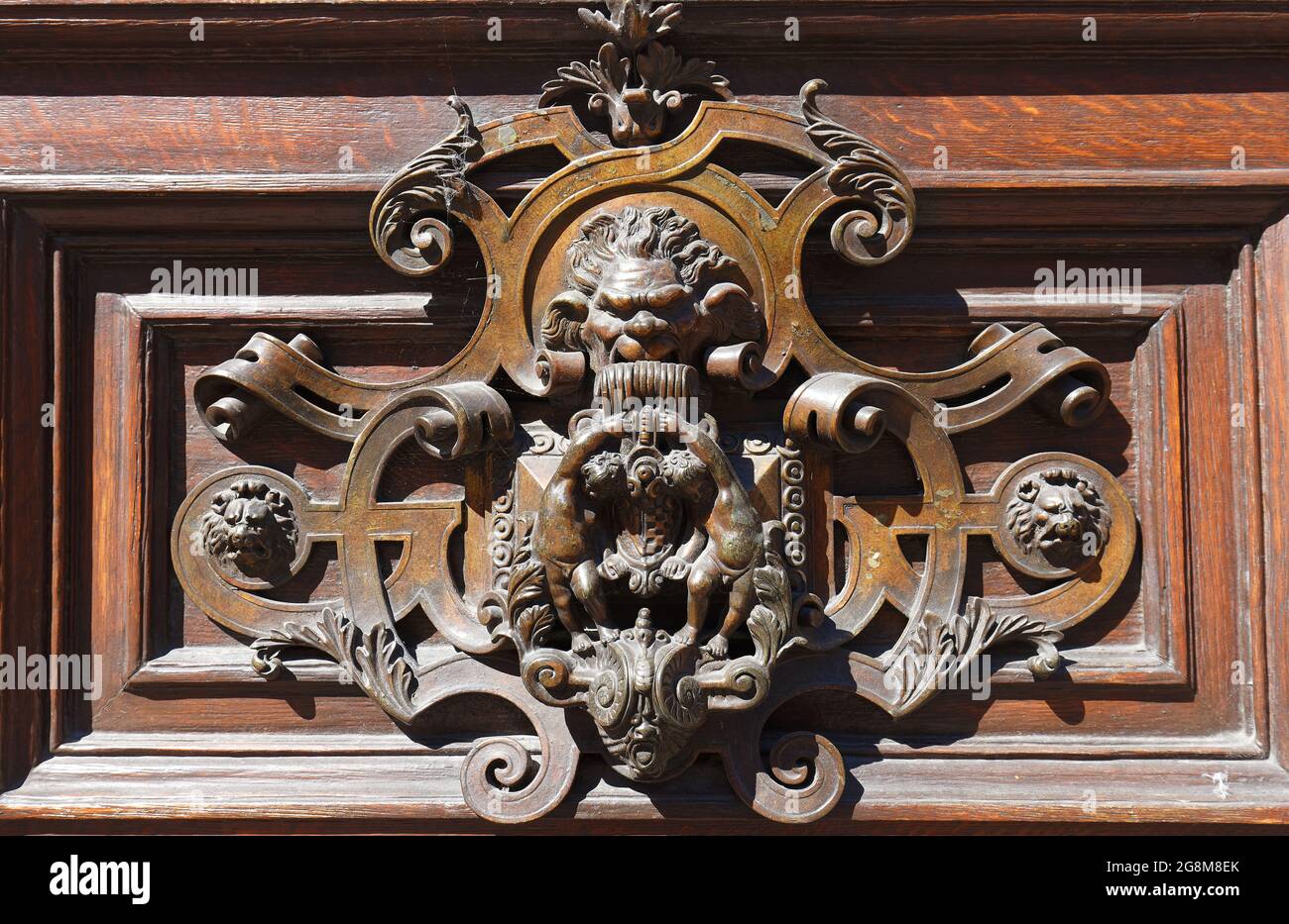 Europäischer Vintage alten Metall Schmiedeeisen Türklopfer. Designdetails. Paris. Stockfoto