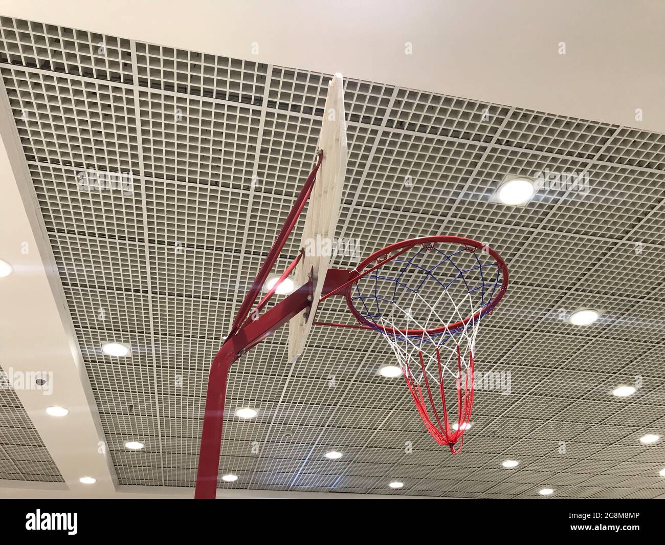 Basket Ball Sport Indoor-Stadion mit Innenraumdecke Design oder Ansichten mit dem Hintergrund von Gipsabdeckungen und Makro-Gitter Decke weiß emulsi Stockfoto