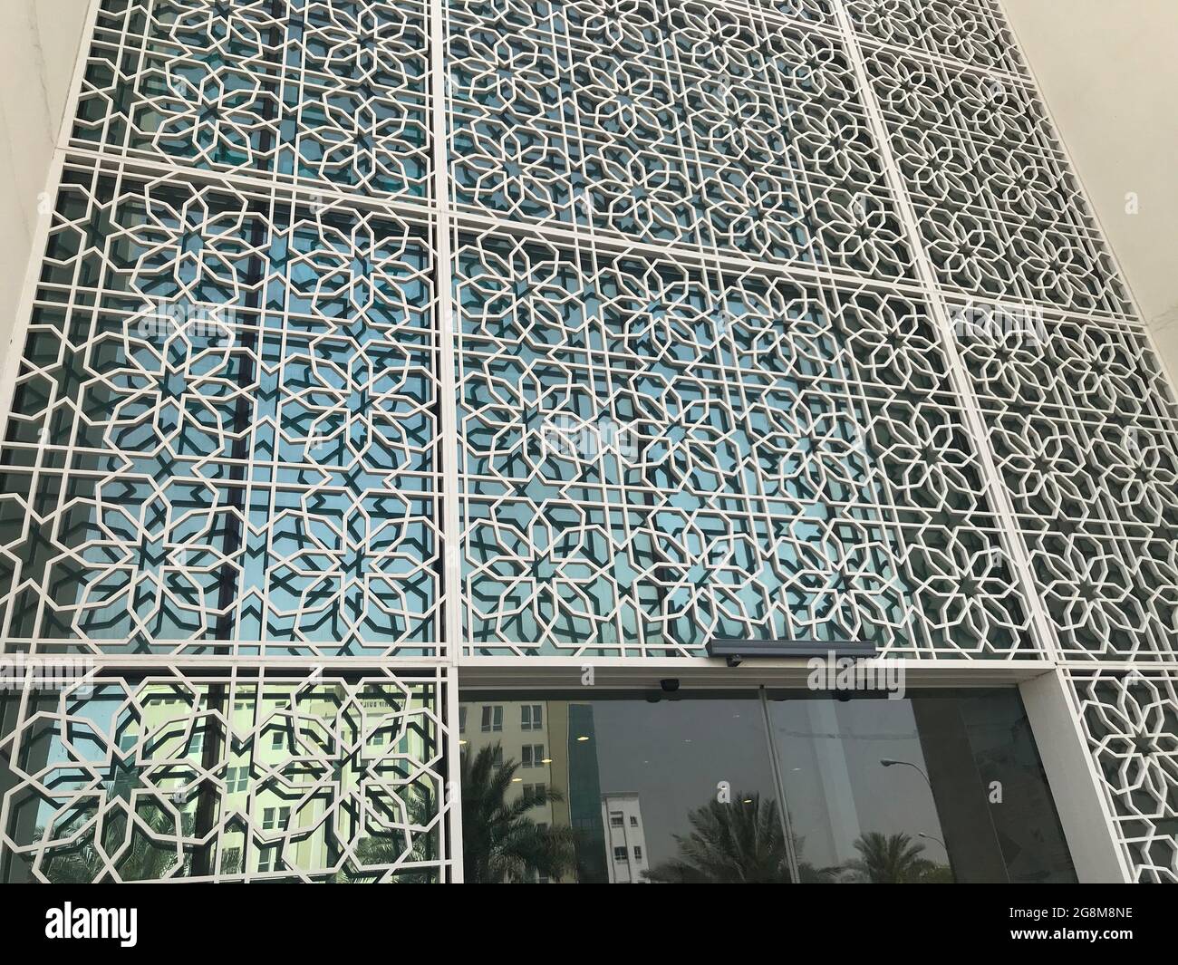 Schöne und unterschiedliche Außenwand Glasverkleidungen für die Frontansicht eines Einkaufsmall-Gebäudes und die Paneele sind durch Aluminiumrahmen unterteilt Stockfoto