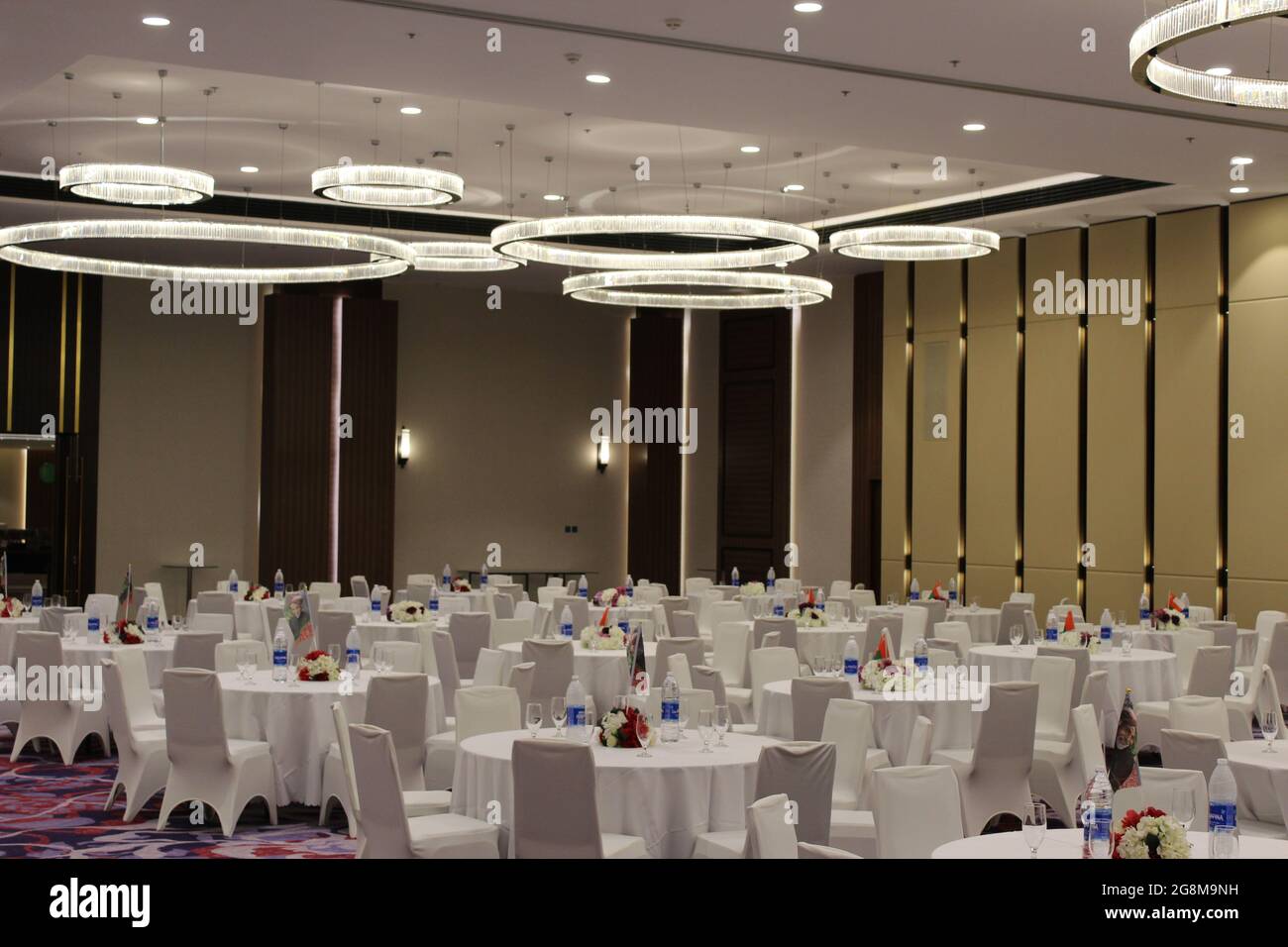 Fraser Suites fünf-Sterne-Hotel Bankettsaal bereit, zum Nationalfeiertag des oman mit wunderschönen Innenräumen gefeiert werden Stockfoto