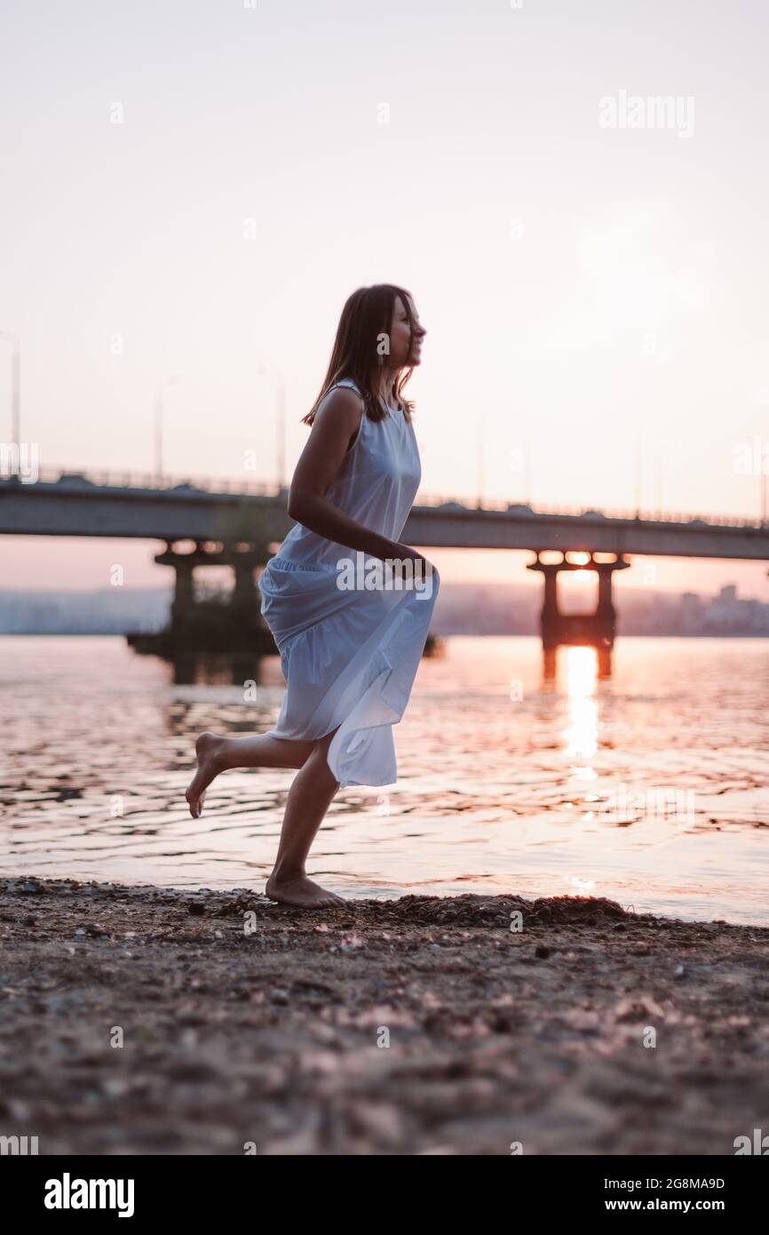 Brünettes Mädchen Hebt Ihren Rock Am Strand An Brünettes Mädchen Hebt Ihren Rock Am Strand An