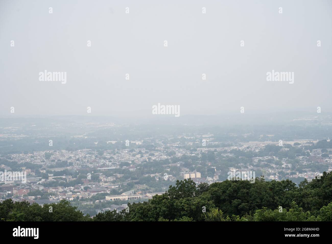 Reading, Pennsylvania, USA - 21. Juli 2021: Westlicher Waldbrand-Rauch bedeckt Berks County vom Neversink Mountain aus gesehen. Stockfoto