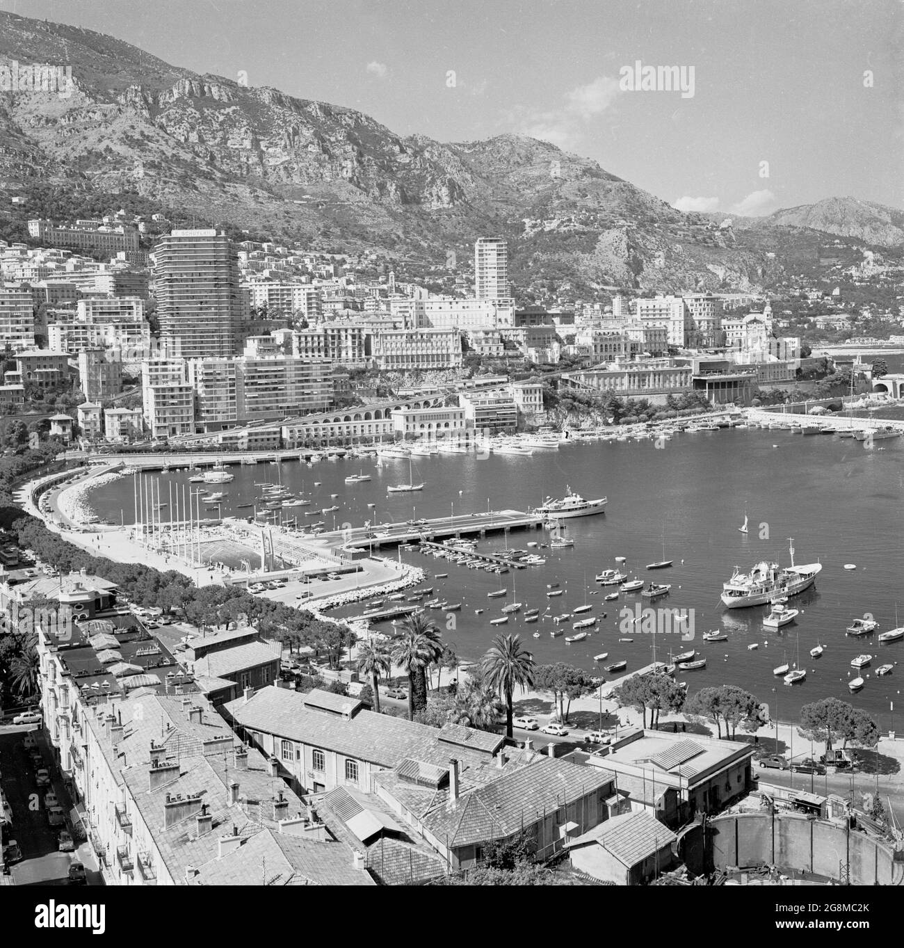 1950er Jahre, historische Ansicht aus dieser Zeit von oben über den Hafen Hercules in Monaco. Ein alter Hafen und der einzige Tiefwasserhafen in der Prinzipalität wurde er 1926 erbaut und befindet sich im Viertel La Condamine. Stockfoto