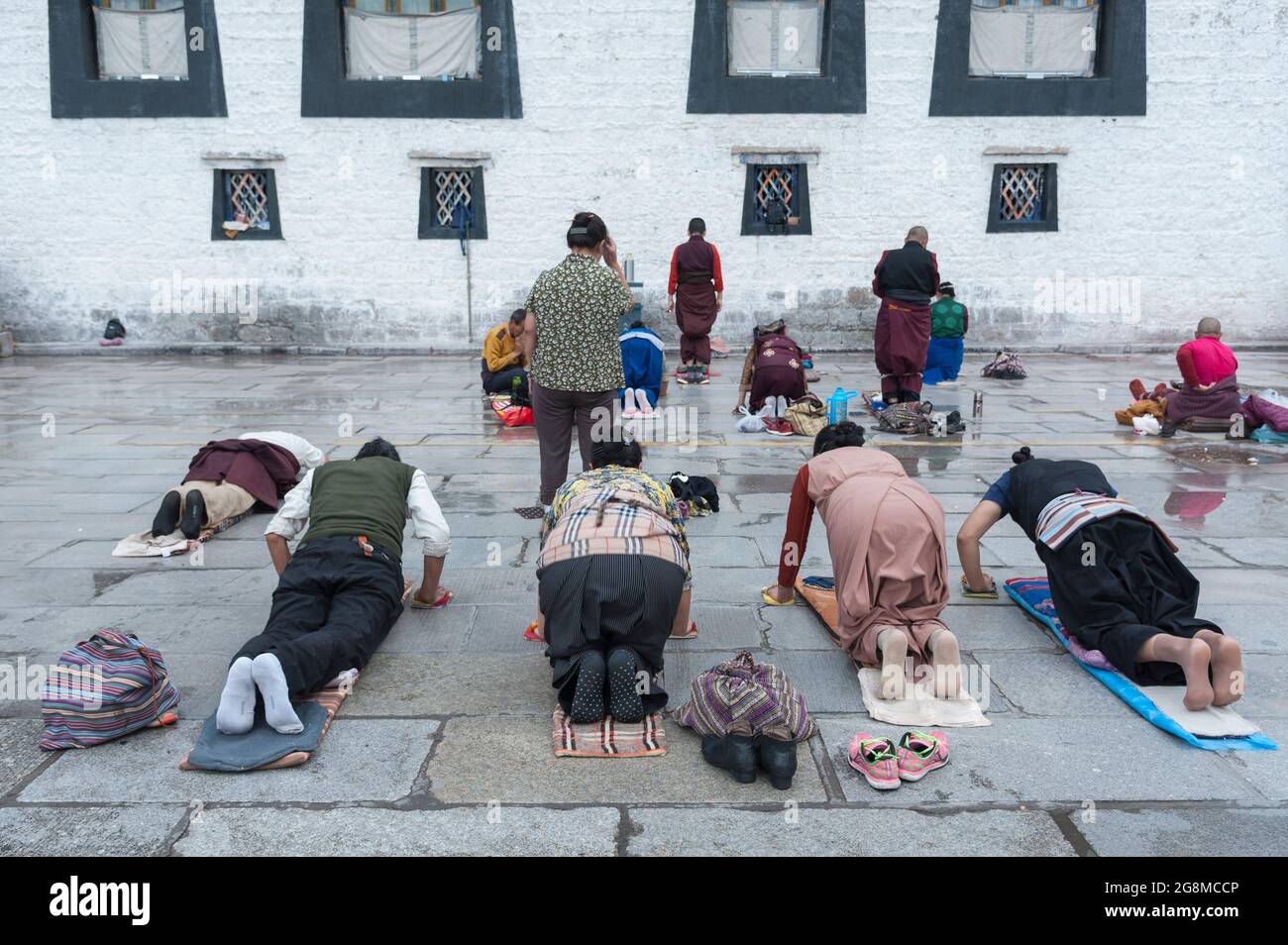 Pilger beten vor dem Jokhang-Tempel. Der buddhistische Tempel auf dem Barkhor-Platz ist der heiligste und wichtigste Tempel Tibets Stockfoto