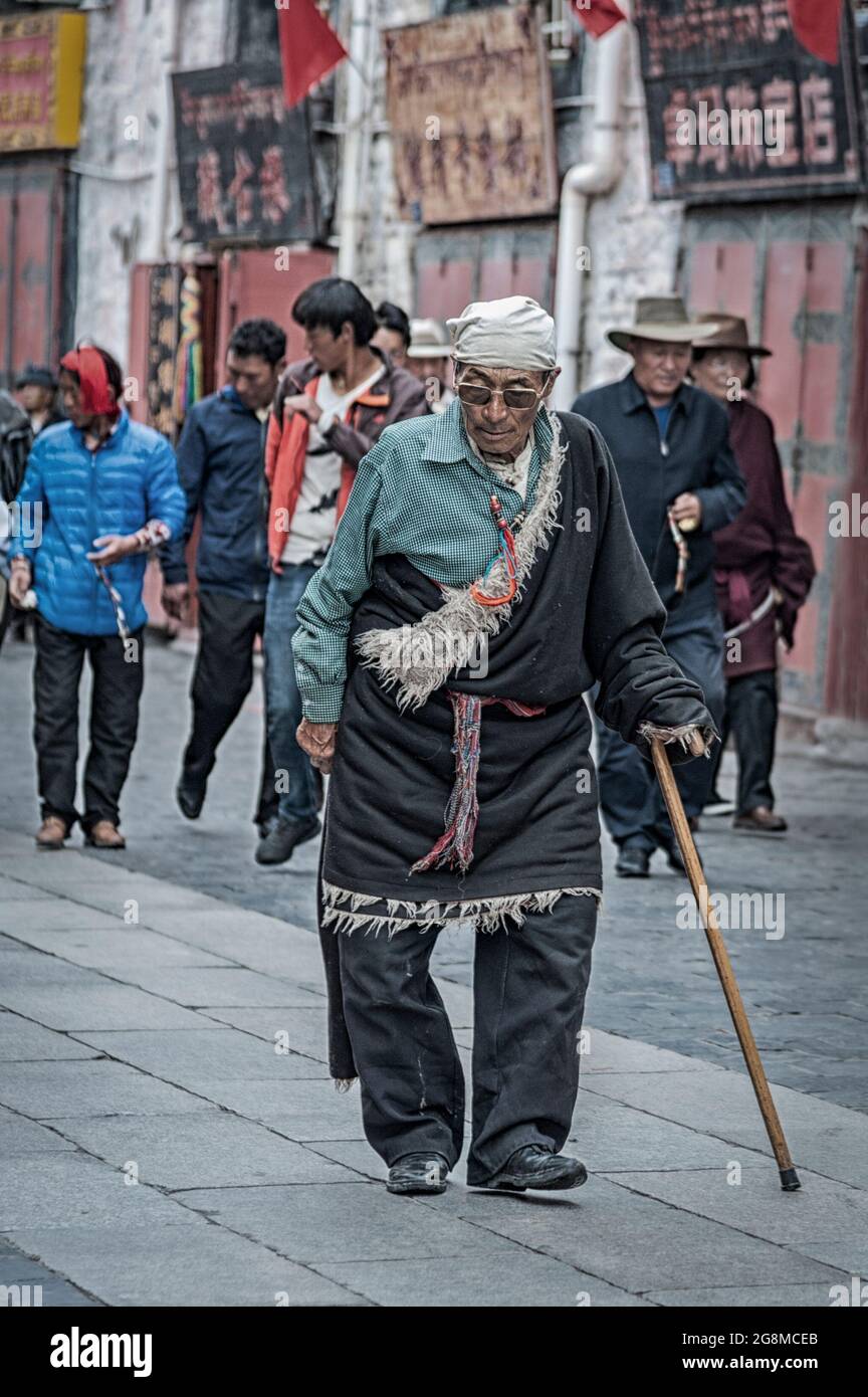 Nicht identifizierte Pilger aus Tibetern, die den Barkhor Kora durchführen (im Uhrzeigersinn um den Jokhang-Tempel herum) Stockfoto