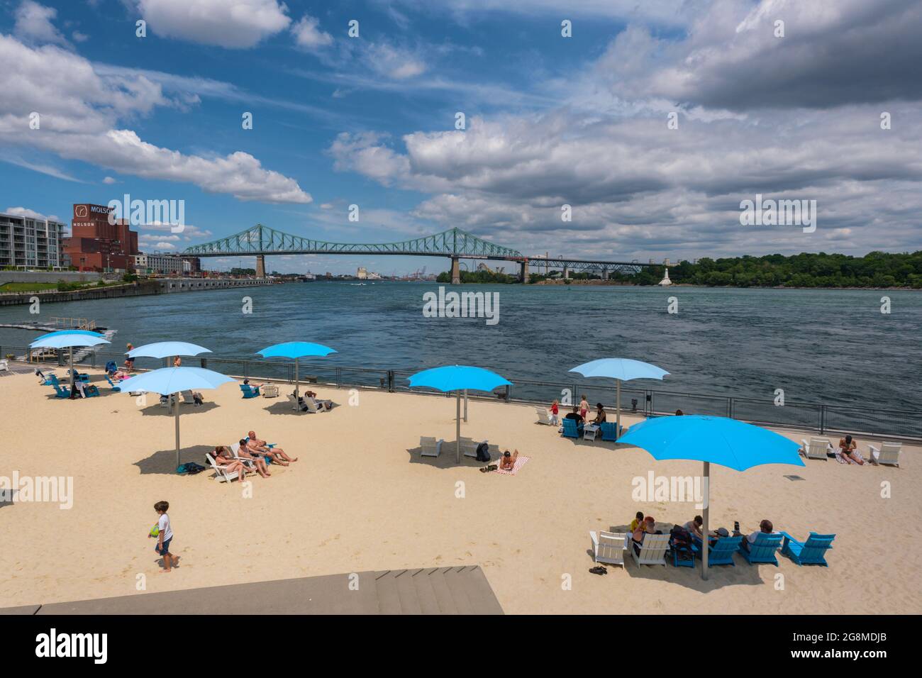 Montreal, CA - 4. Juli 2021: Clock Tower Beach im alten Hafen von Montreal Stockfoto