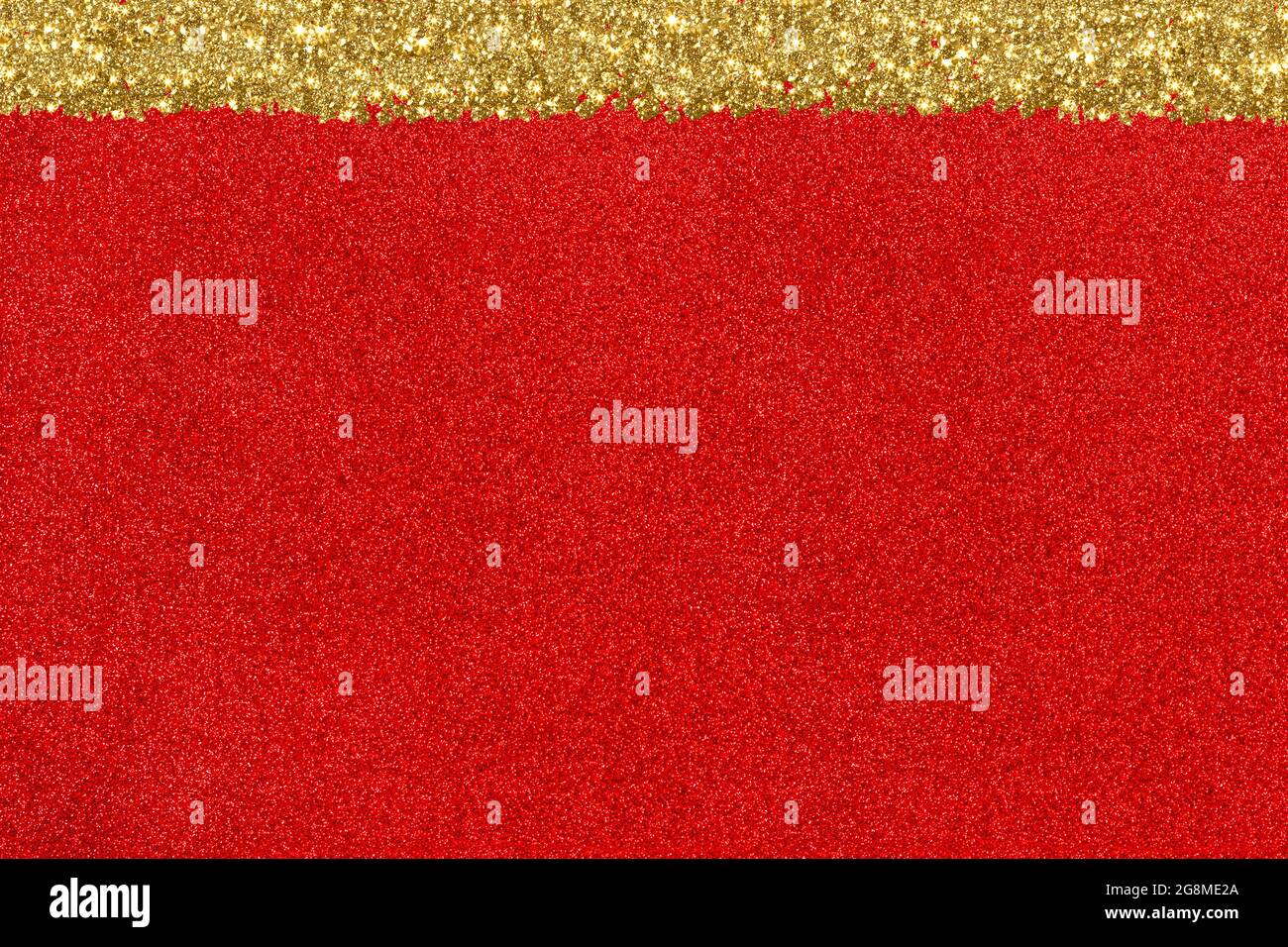Glitzernder roter Hintergrund mit glänzenden Sternen goldenen Streifen Stockfoto