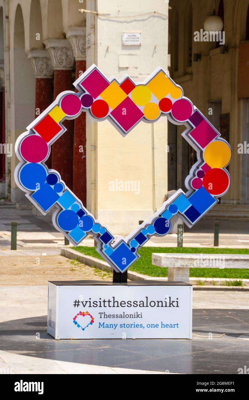 Thessaloniki, Griechenland, 15. Juli 2021 farbiger Herzschlag. Besuchen Sie Thessaloniki, viele Geschichten, ein Herz. Aristoteles-Platz, Stockfoto