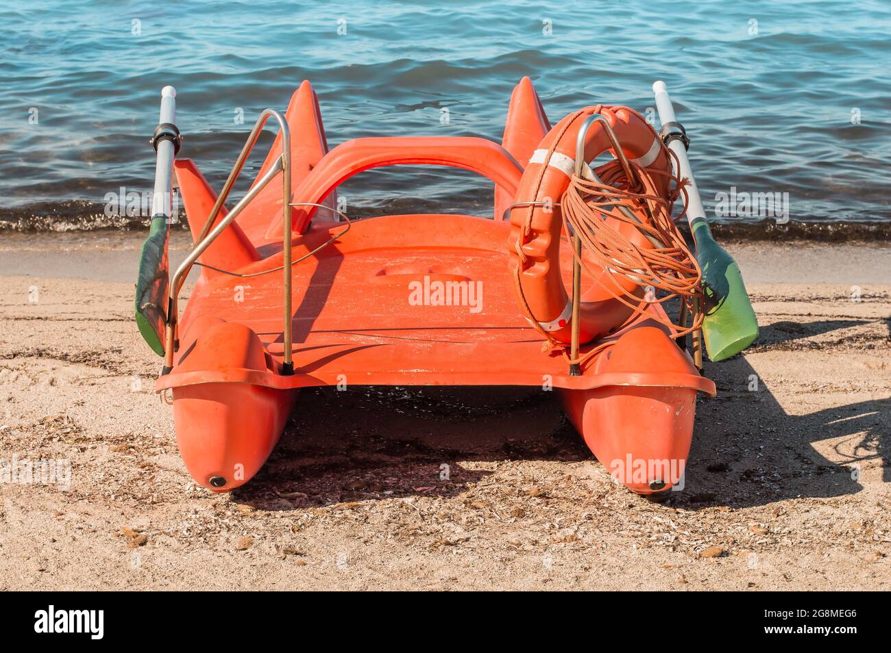 Rettungsboot am Strand, erster Notfall. Stockfoto