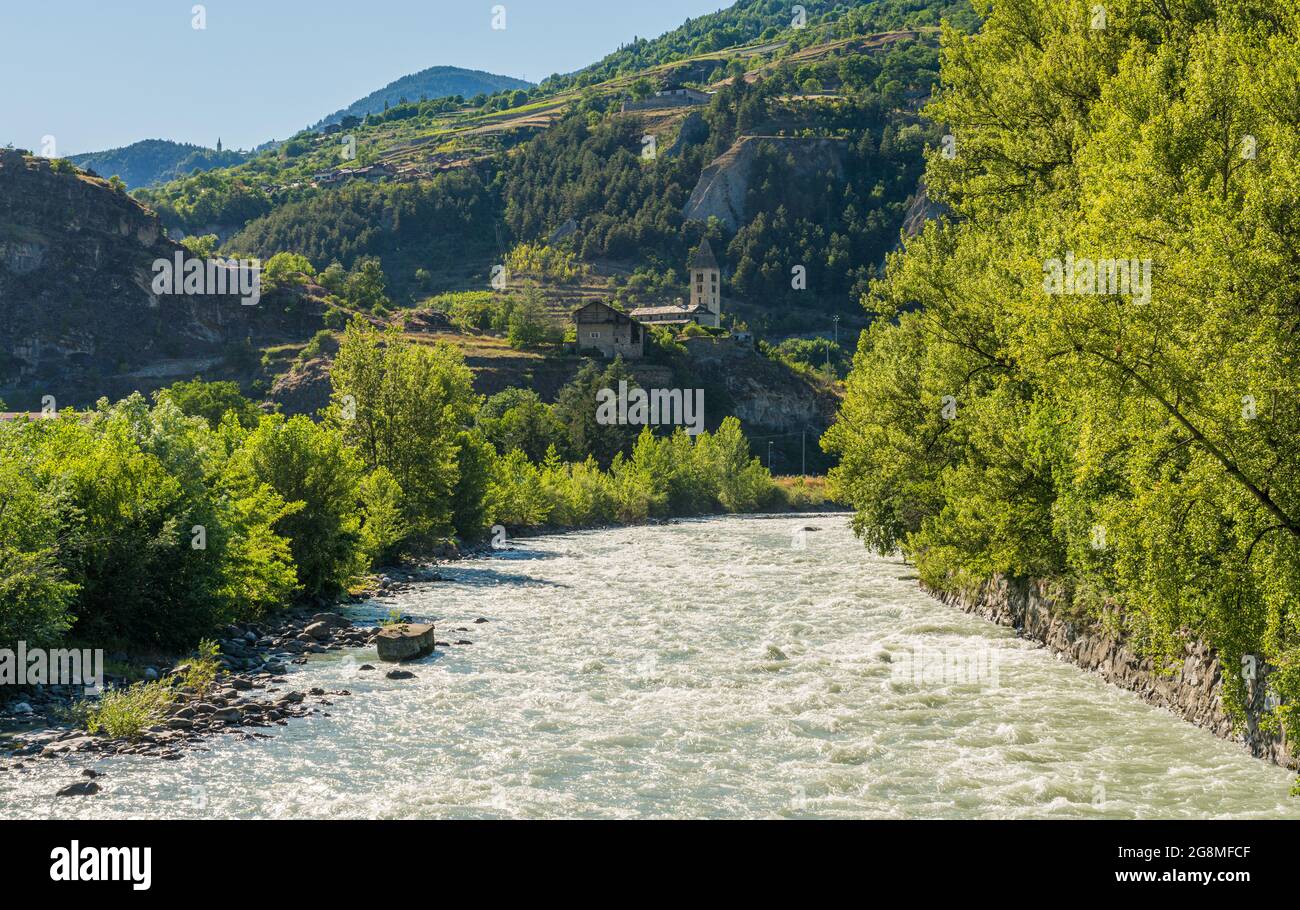 Schöner Blick am späten Nachmittag auf den Fluss Dora Baltea in der Nähe von Aosta. Aostatal, Norditalien. Stockfoto