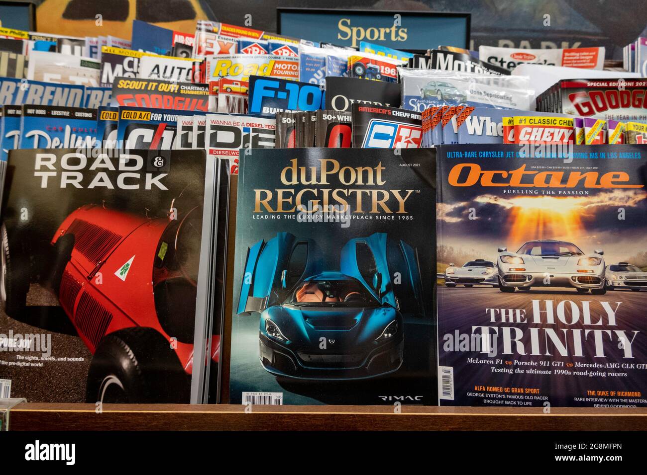 Zeitschriftenständer bei Barnes & Noble Booksellers mit einer Vielzahl von Magazincovern, NYC, USA Stockfoto