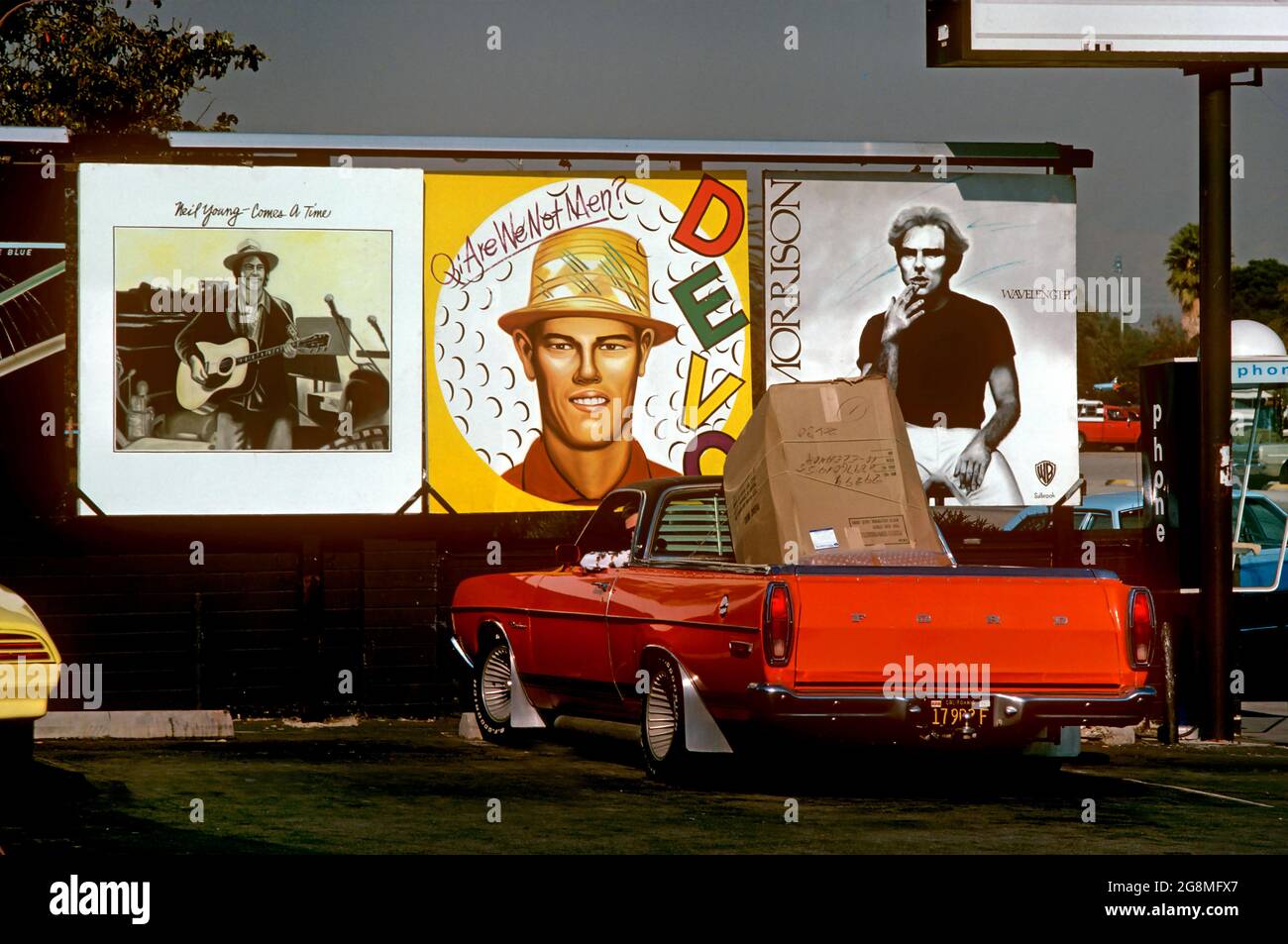 Das Album von Van Morrison, Devo und Neil Young Record signiert um 1978 bei Tower Records auf dem Sunset Strip Stockfoto