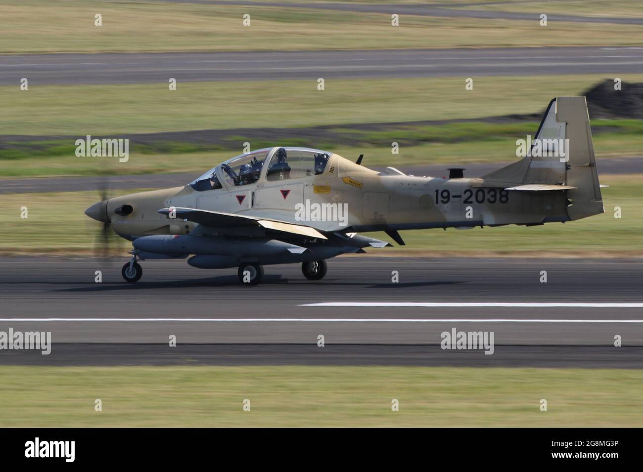 Einer von sechs Embraer A-29B Super Tucanos, die für die nigrische Luftwaffe (NAF) bestimmt sind, bei Abflug vom Prestwick International Airport am 20. Juli 2021. Das Flugzeug befand sich auf einem Auslieferungsflug von den USA nach Nigeria und trug eine temporäre US-Militärserie (19-2038) für den Flug. Dieser spezielle Rahmen wird im Dienst der nigrischen Luftwaffe NAF850 werden. Stockfoto
