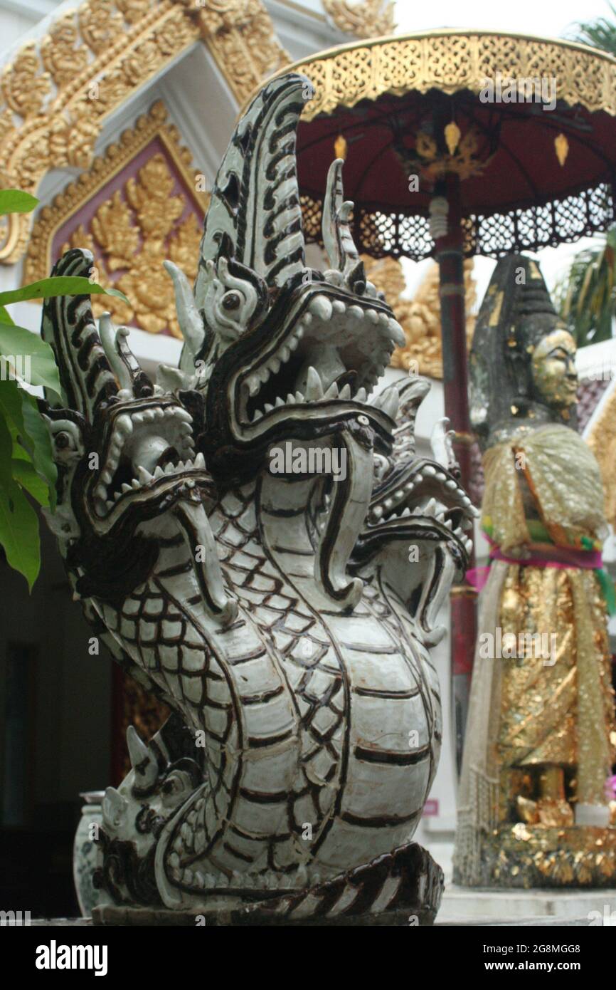 Statue einer Phaya Naga in einem buddhistischen Tempel, Thailand Stockfoto