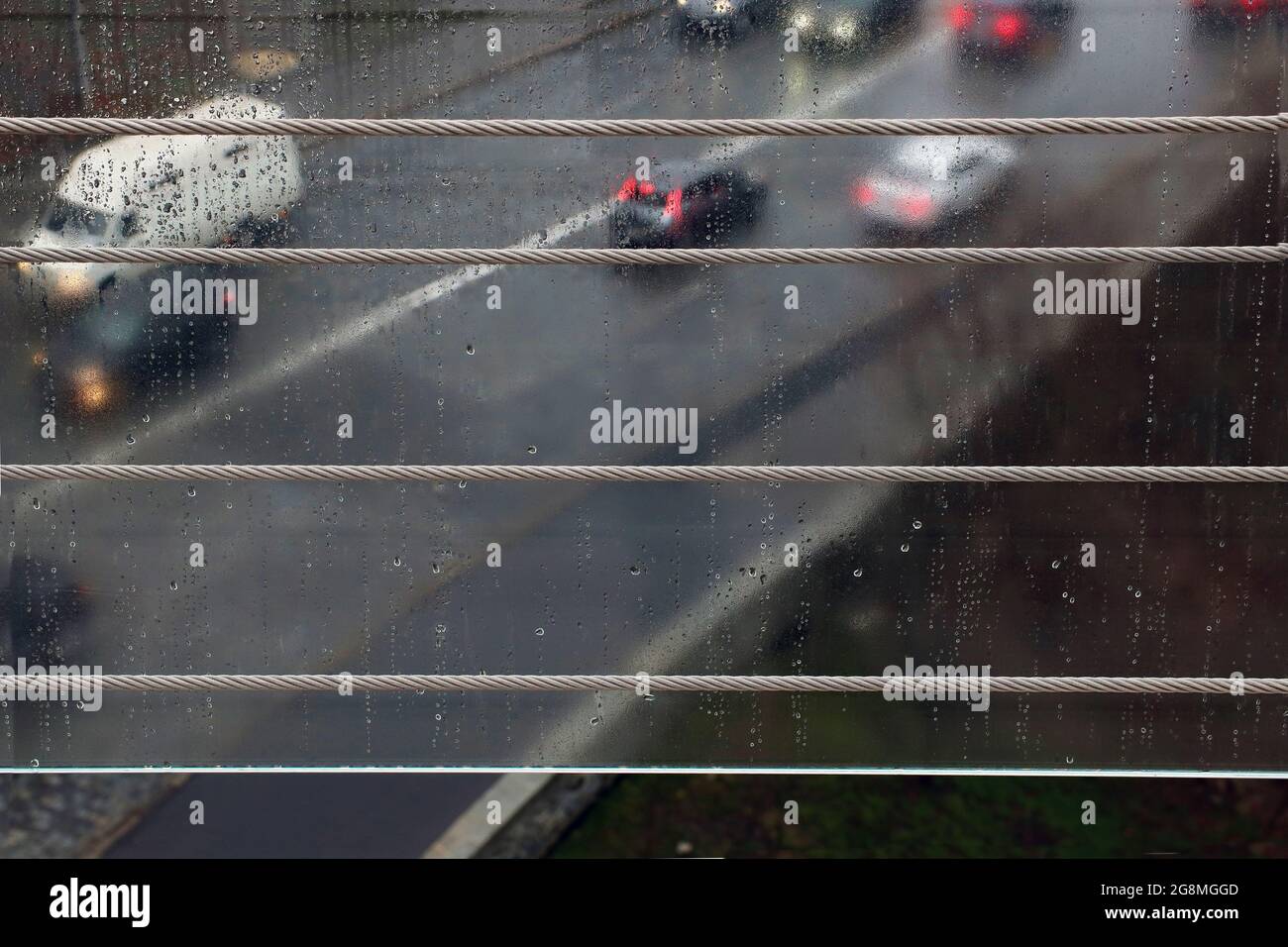 Stahlseil zum Schutz des Glaszauns an der Fußgängerbrücke in Kiew, Ukraine Stockfoto