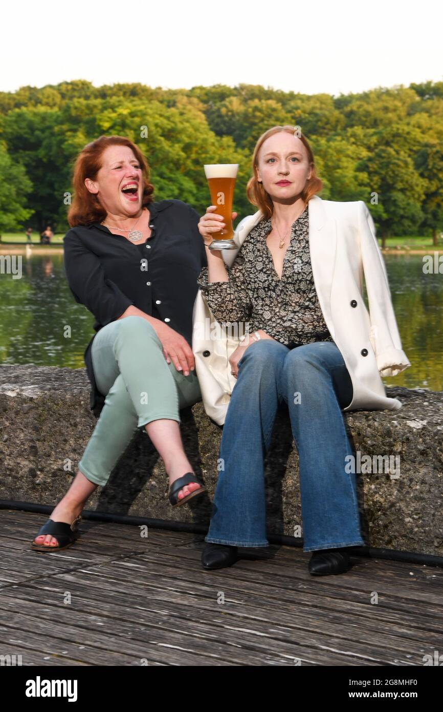 München, Deutschland. Juli 2021. Luise Kinseher (l-r), Schauspielerin, und Brigitte Hobmeier, Schauspielerin, aufgenommen bei einer Fotosession vor der Vorführung von 'Weißbier im Blut' im Freilichtkino 'Kino Mond & Sterne' in Westpark. Quelle: Tobias Hase/dpa/Alamy Live News Stockfoto