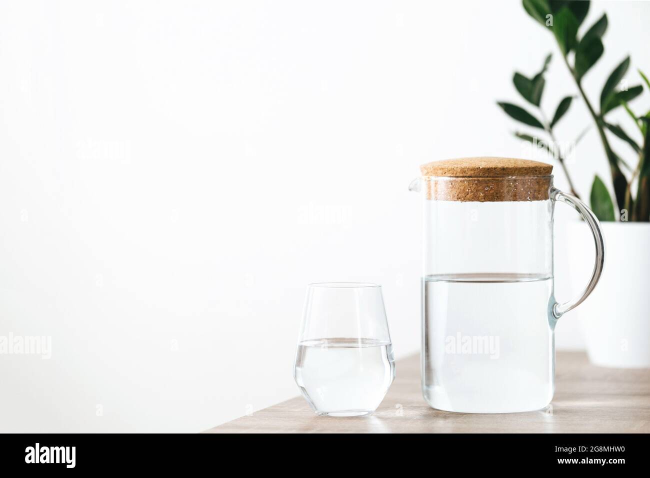 Wasserhaushalt Konzept Glas Wasser und Glas Hydratation Stockfoto