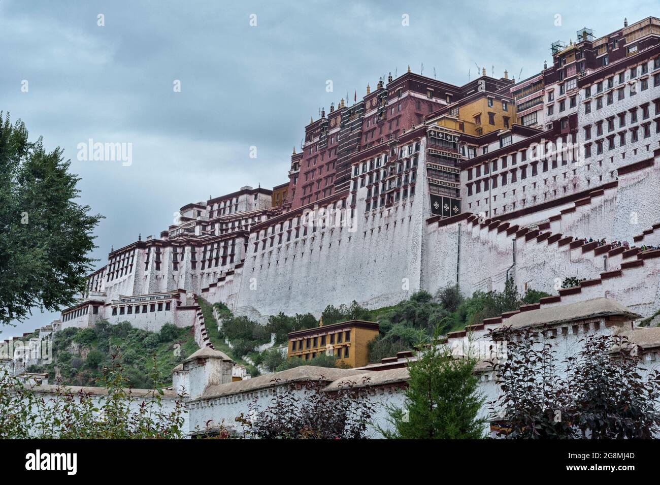 LHASA, TIBET - 17. AUGUST 2018: Großartiger Potala-Palast in Lhasa, Heimat des Dalai Lama vor der chinesischen Invasion und UNESCO-Weltkulturerbe. Stockfoto
