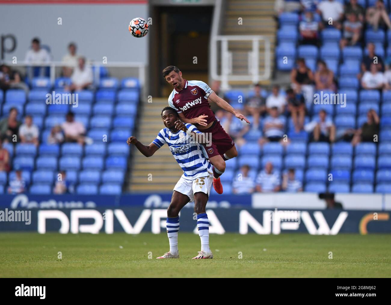 Madejski Stadium, Reading, Bekshire, Großbritannien. Juli 2021. Pre Season Friendly Football, Reading gegen West Ham United; Aaron Cresswell von West Ham tritt in der Luft mit Tennai Watson von Reading an Credit: Action Plus Sports/Alamy Live News Stockfoto