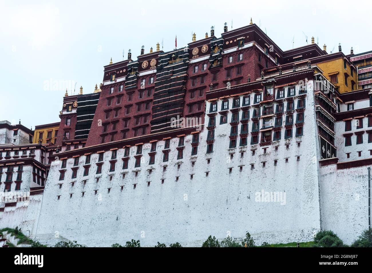 LHASA, TIBET - 17. AUGUST 2018: Großartiger Potala-Palast in Lhasa, Heimat des Dalai Lama vor der chinesischen Invasion und UNESCO-Weltkulturerbe. Stockfoto