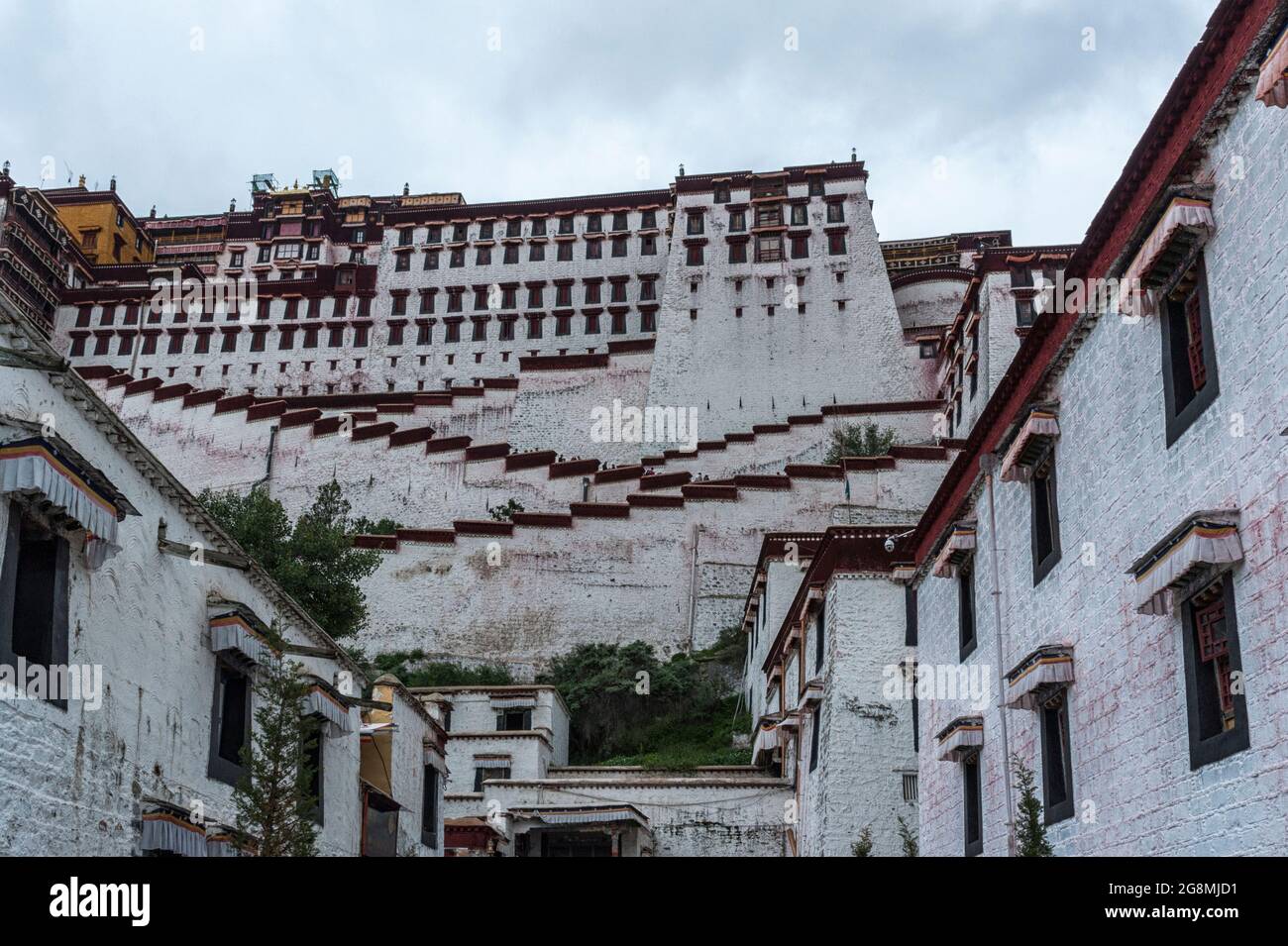 LHASA, TIBET - 17. AUGUST 2018: Großartiger Potala-Palast in Lhasa, Heimat des Dalai Lama vor der chinesischen Invasion und UNESCO-Weltkulturerbe. Stockfoto