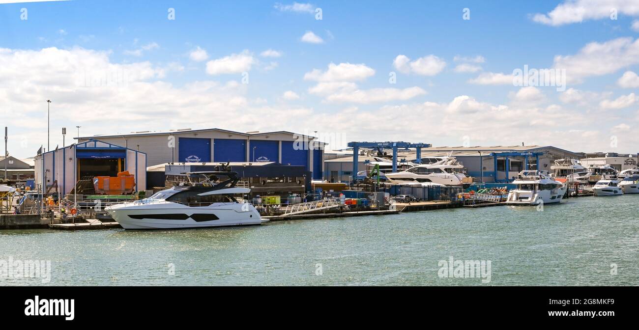 Poole, Dorset - Juni 2021: Panoramablick auf Luxusmotoryachten vor der Sunseeker-Fabrik in Poole, wo sie gebaut werden. Stockfoto