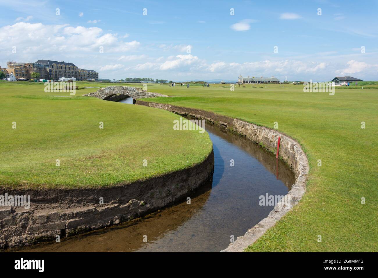 Die Swilcan Bridge auf dem 18. Fairway, der Old Course, der Royal and Ancient Golf Club of St Andrews, St Andrews, Fife, Schottland, Großbritannien Stockfoto