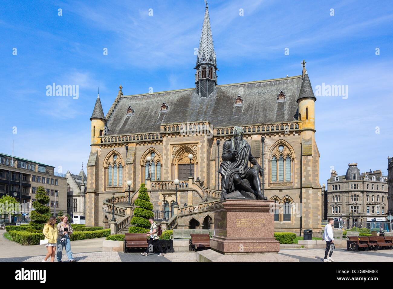 Burns Statue vor der McManus Art Gallery & Museum, Albert Square, Dundee City, Schottland, Großbritannien Stockfoto