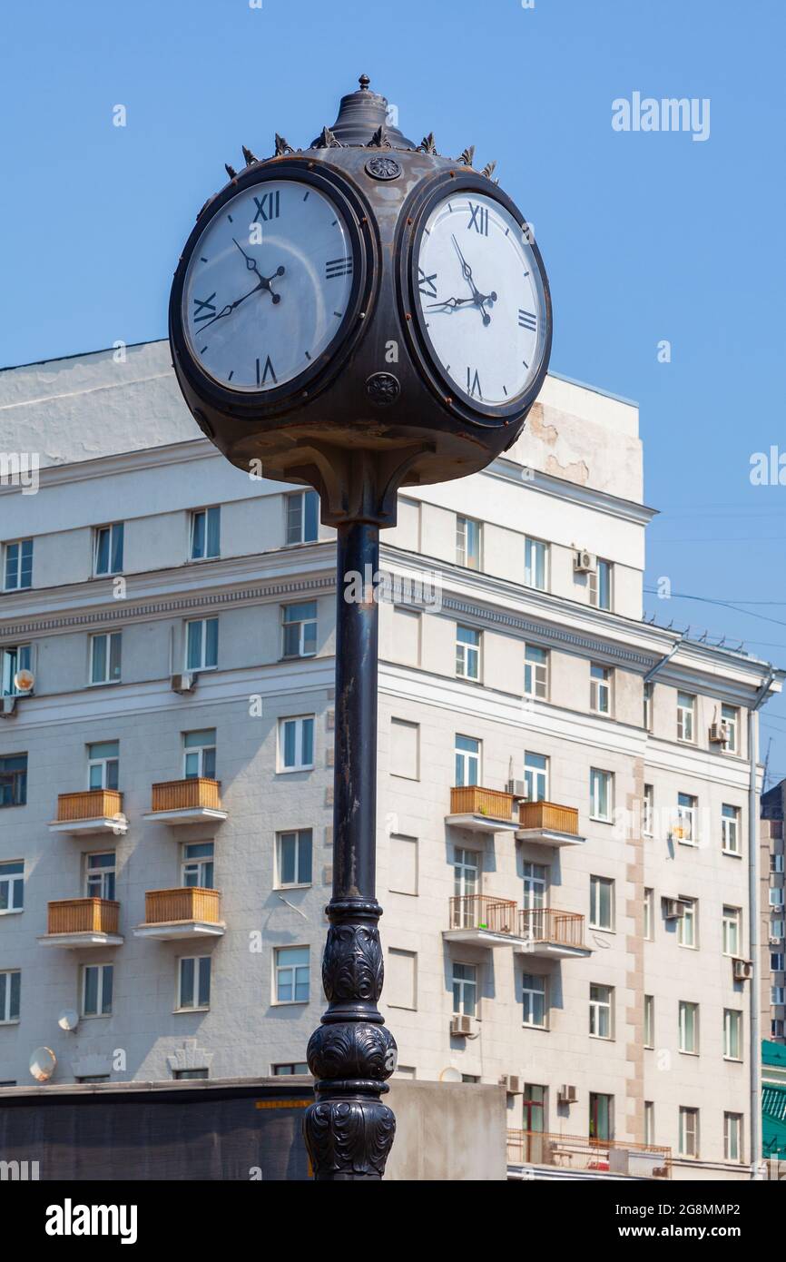 Eine Straßenuhr, die wie eine Uhr am Grand Central Station aussieht. Stockfoto