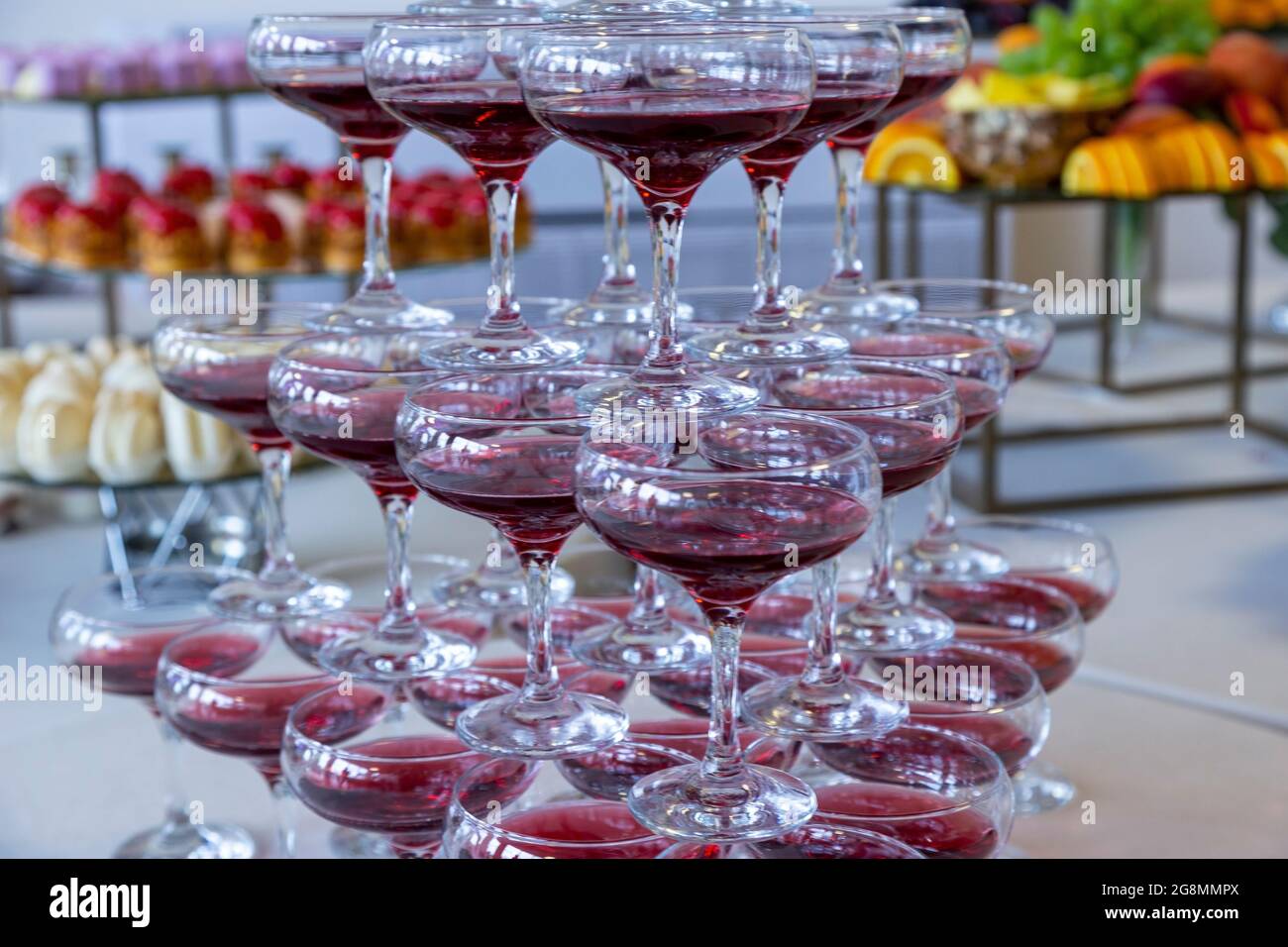 Viele Gläser roten Champagners übereinander gestapelt, alkoholische Getränke, eine Party Stockfoto