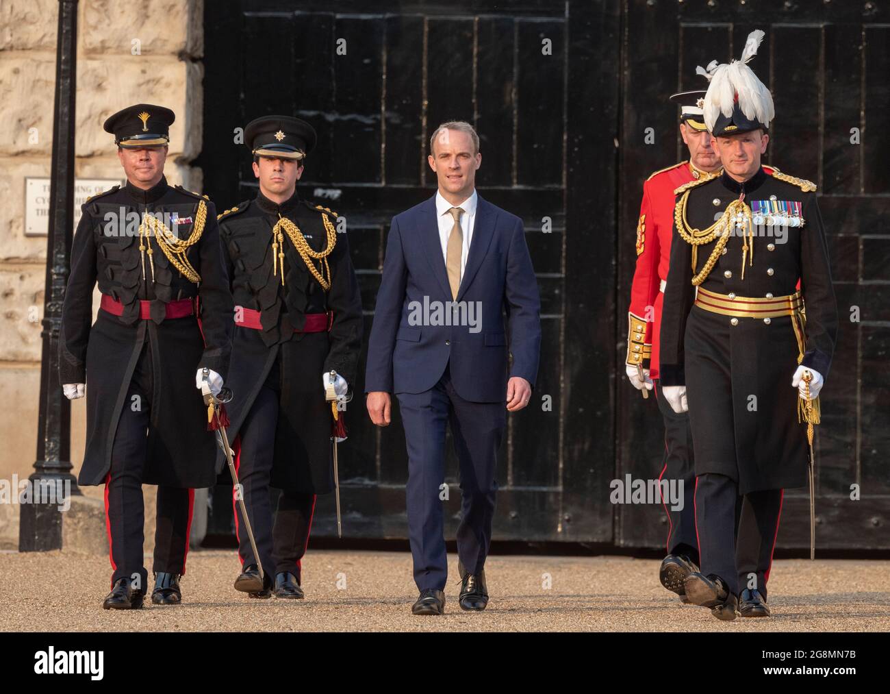 Horse Guards Parade, London, Großbritannien. 21. Juli 2021. Dominic Raab, Außenminister, kommt als VIP-Gast und Salute Taker zur Horse Guards Parade zum Auftakt des abendlichen Militärmusikspektakets The Sword & the Crown auf dem historischen Paradeplatz, begleitet von Generalmajor C J Ghika CBE (rechts), Den ersten öffentlichen Auftritt der Massed Bands der Household Division seit Juni 2019 zu beobachten. Quelle: Malcolm Park/Alamy Live News. Stockfoto