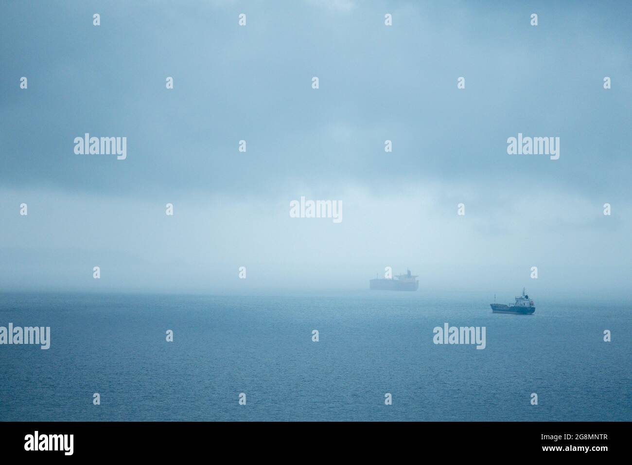 Frachtschiffe/Öltanker, die in St. Brides Bay, Wales, festgemacht sind Stockfoto