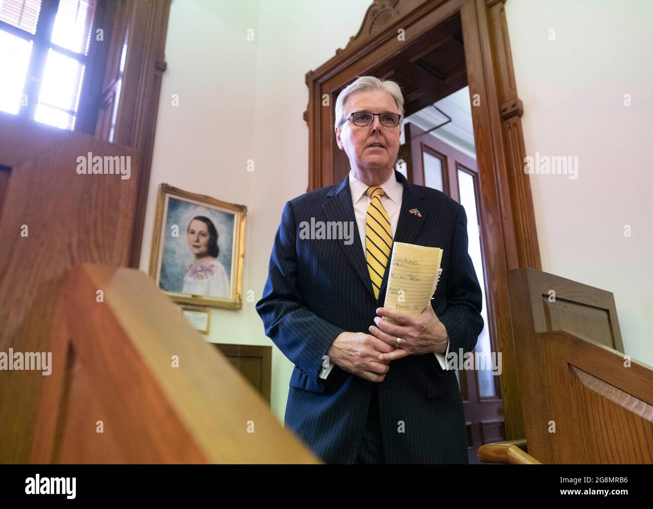 Austin Texas USA, 21. Juli 2021: Texas LT. Gov. Dan Patrick, ein Republikaner, bietet demokratischen Senatoren, die nach Washington, DC geflohen sind und ihre quorum-busting Kollegen im Repräsentantenhaus unterstützen, eine Widerlegung an. Mehrere demokratische Senatoren kehrten am 21. Juli 2021 nach Austin zurück und hielten unmittelbar vor Patricks Pressevertreter eine Pressekonferenz ab. Kredit: Bob Daemmrich/Alamy Live Nachrichten Stockfoto