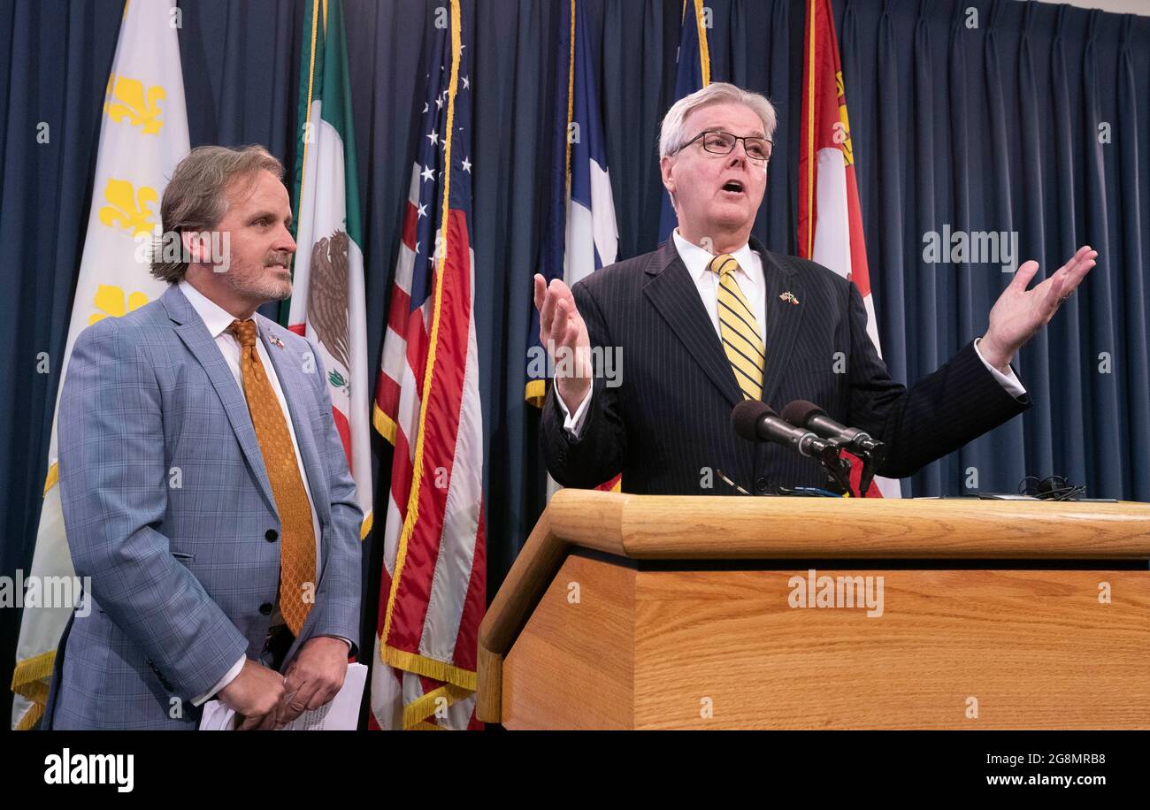 Austin Texas USA, 21. Juli 2021: Texas LT. Gov. Dan Patrick, ein Republikaner, bietet demokratischen Senatoren, die nach Washington, DC geflohen sind und ihre quorum-busting Kollegen im Repräsentantenhaus unterstützen, eine Widerlegung an. Mehrere demokratische Senatoren kehrten am 21. Juli 2021 nach Austin zurück und hielten unmittelbar vor Patricks Pressevertreter eine Pressekonferenz ab. Kredit: Bob Daemmrich/Alamy Live Nachrichten Stockfoto