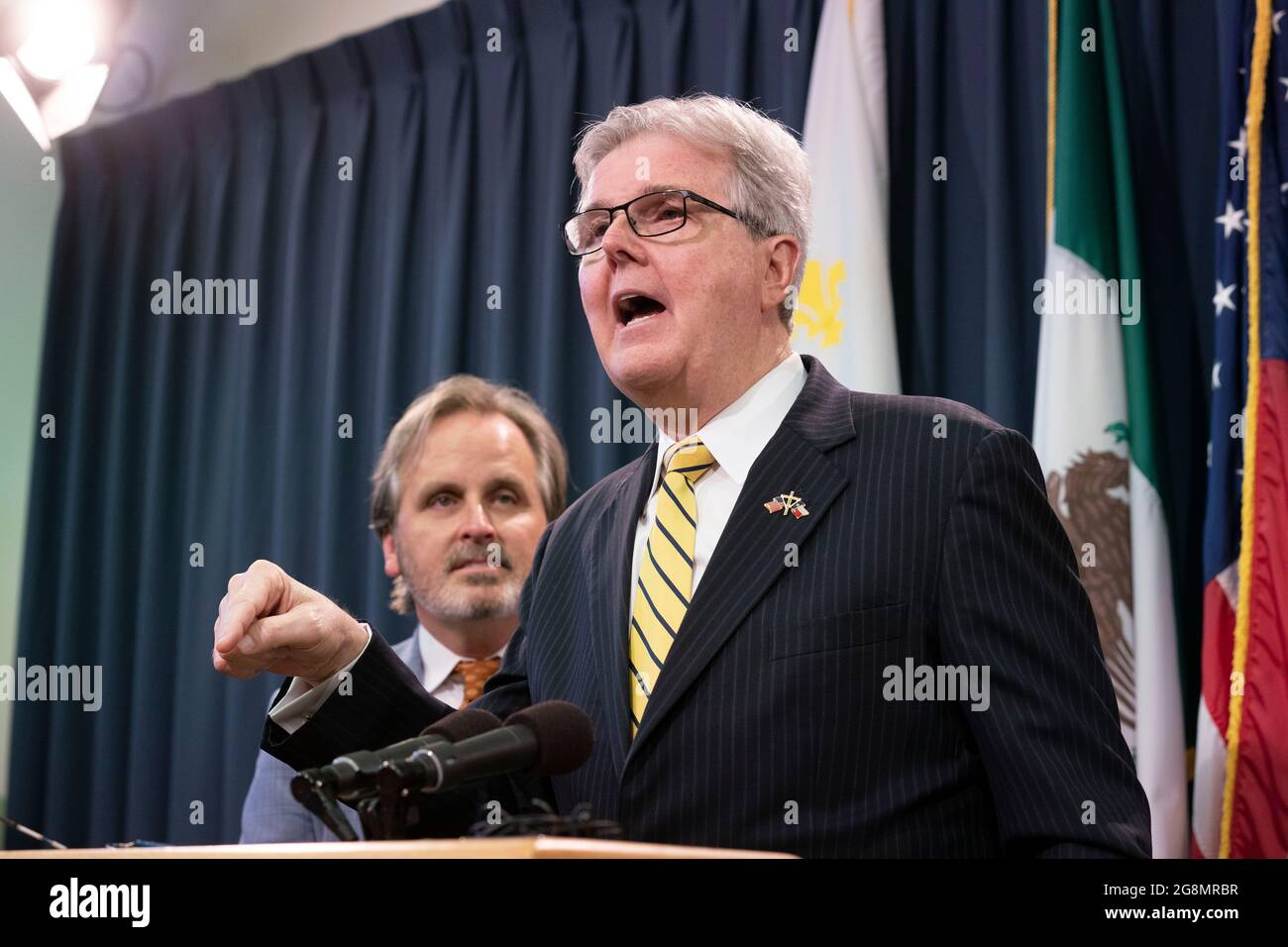 Austin Texas USA, 21. Juli 2021: Texas LT. Gov. Dan Patrick, ein Republikaner, bietet demokratischen Senatoren, die nach Washington, DC geflohen sind und ihre quorum-busting Kollegen im Repräsentantenhaus unterstützen, eine Widerlegung an. Mehrere demokratische Senatoren kehrten am 21. Juli 2021 nach Austin zurück und hielten unmittelbar vor Patricks Pressevertreter eine Pressekonferenz ab. Kredit: Bob Daemmrich/Alamy Live Nachrichten Stockfoto