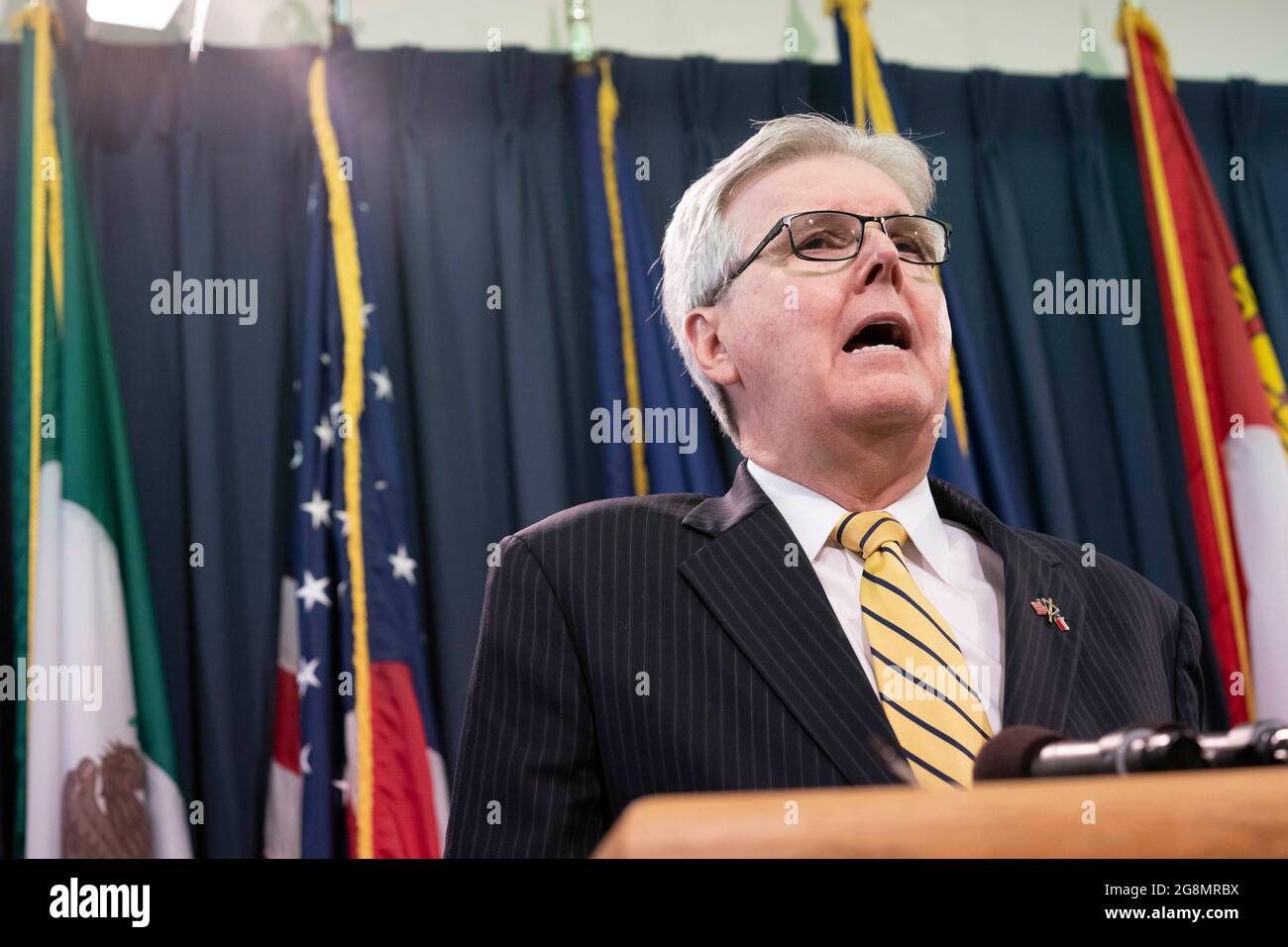 Austin Texas USA, 21. Juli 2021: Texas LT. Gov. Dan Patrick, ein Republikaner, bietet demokratischen Senatoren, die nach Washington, DC geflohen sind und ihre quorum-busting Kollegen im Repräsentantenhaus unterstützen, eine Widerlegung an. Mehrere demokratische Senatoren kehrten am 21. Juli 2021 nach Austin zurück und hielten unmittelbar vor Patricks Pressevertreter eine Pressekonferenz ab. Kredit: Bob Daemmrich/Alamy Live Nachrichten Stockfoto