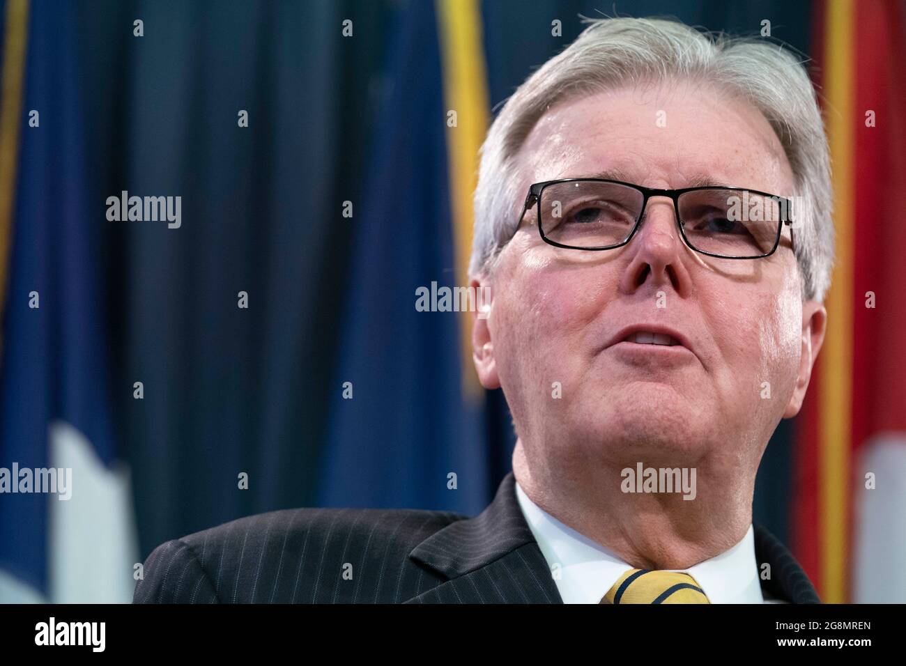 Austin Texas USA, 21. Juli 2021: Texas LT. Gov. Dan Patrick, ein Republikaner, bietet demokratischen Senatoren, die nach Washington, DC geflohen sind und ihre quorum-busting Kollegen im Repräsentantenhaus unterstützen, eine Widerlegung an. Mehrere demokratische Senatoren kehrten am 21. Juli 2021 nach Austin zurück und hielten unmittelbar vor Patricks Pressevertreter eine Pressekonferenz ab. Kredit: Bob Daemmrich/Alamy Live Nachrichten Stockfoto