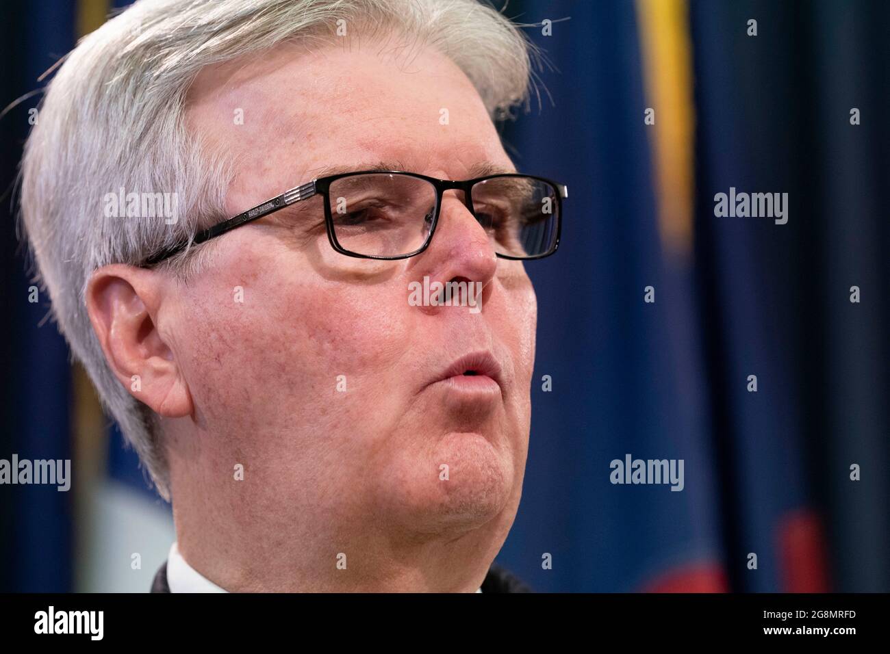 Austin Texas USA, 21. Juli 2021: Texas LT. Gov. Dan Patrick, ein Republikaner, bietet demokratischen Senatoren, die nach Washington, DC geflohen sind und ihre quorum-busting Kollegen im Repräsentantenhaus unterstützen, eine Widerlegung an. Mehrere demokratische Senatoren kehrten am 21. Juli 2021 nach Austin zurück und hielten unmittelbar vor Patricks Pressevertreter eine Pressekonferenz ab. Kredit: Bob Daemmrich/Alamy Live Nachrichten Stockfoto